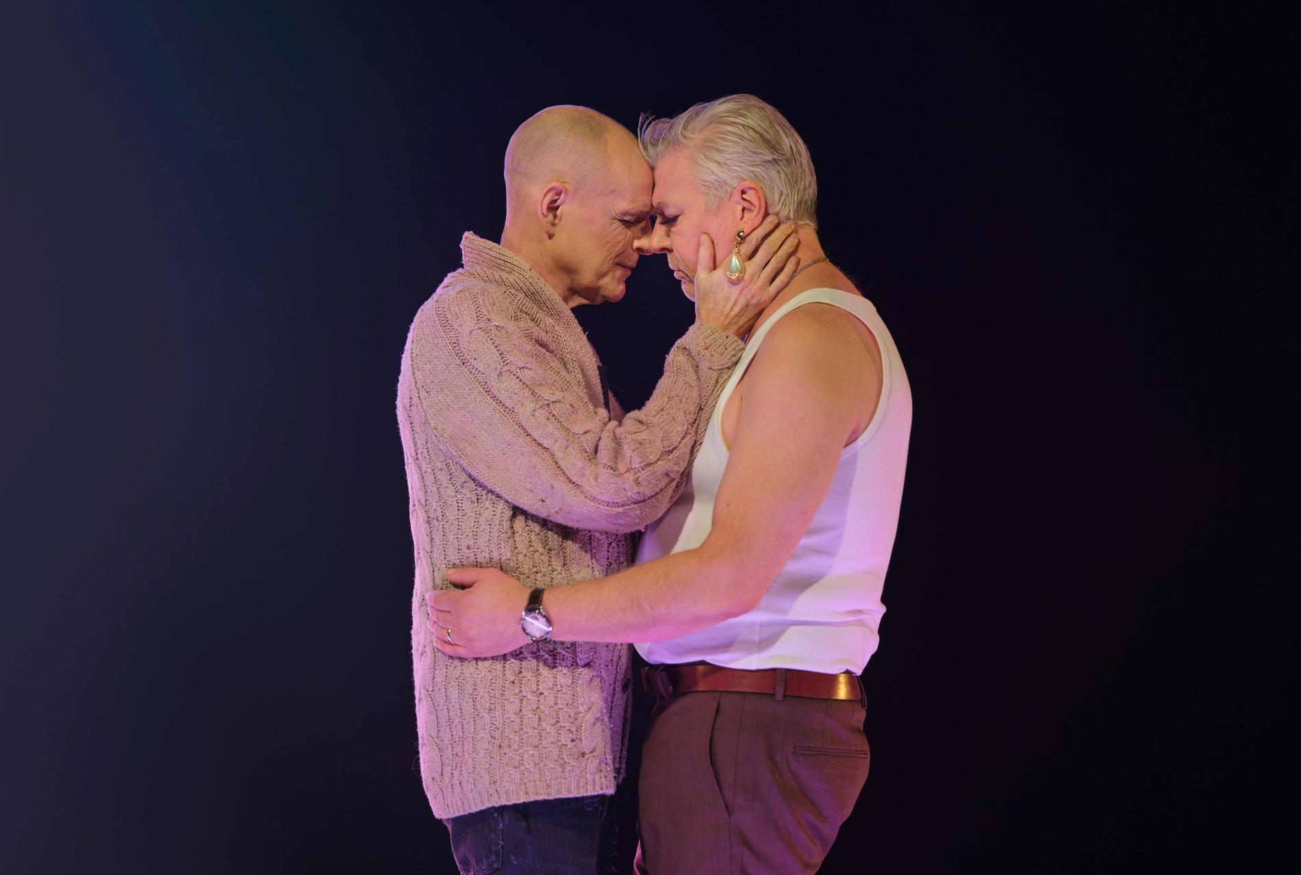Jakob Eklund och Jacob Ericksson spelar ett kärlekspar i Sunil Munshis nyskrivna version av "Kameliadamen". Pressbild.