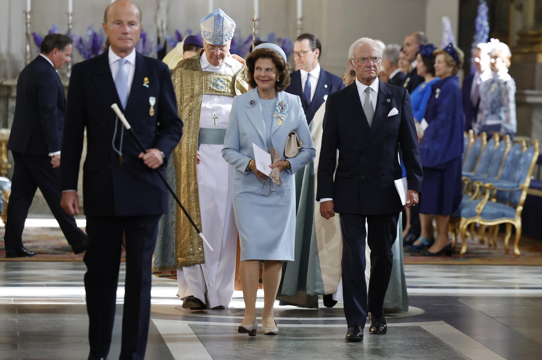 Kung Carl XVI Gustaf och drottning Silvia lämnar kyrkan. 