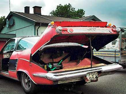 Hilmer hade en tanke om att bilar skulle kunna bärgas genom att deras framhjul placerades i speciella uttag i bagagerummet.