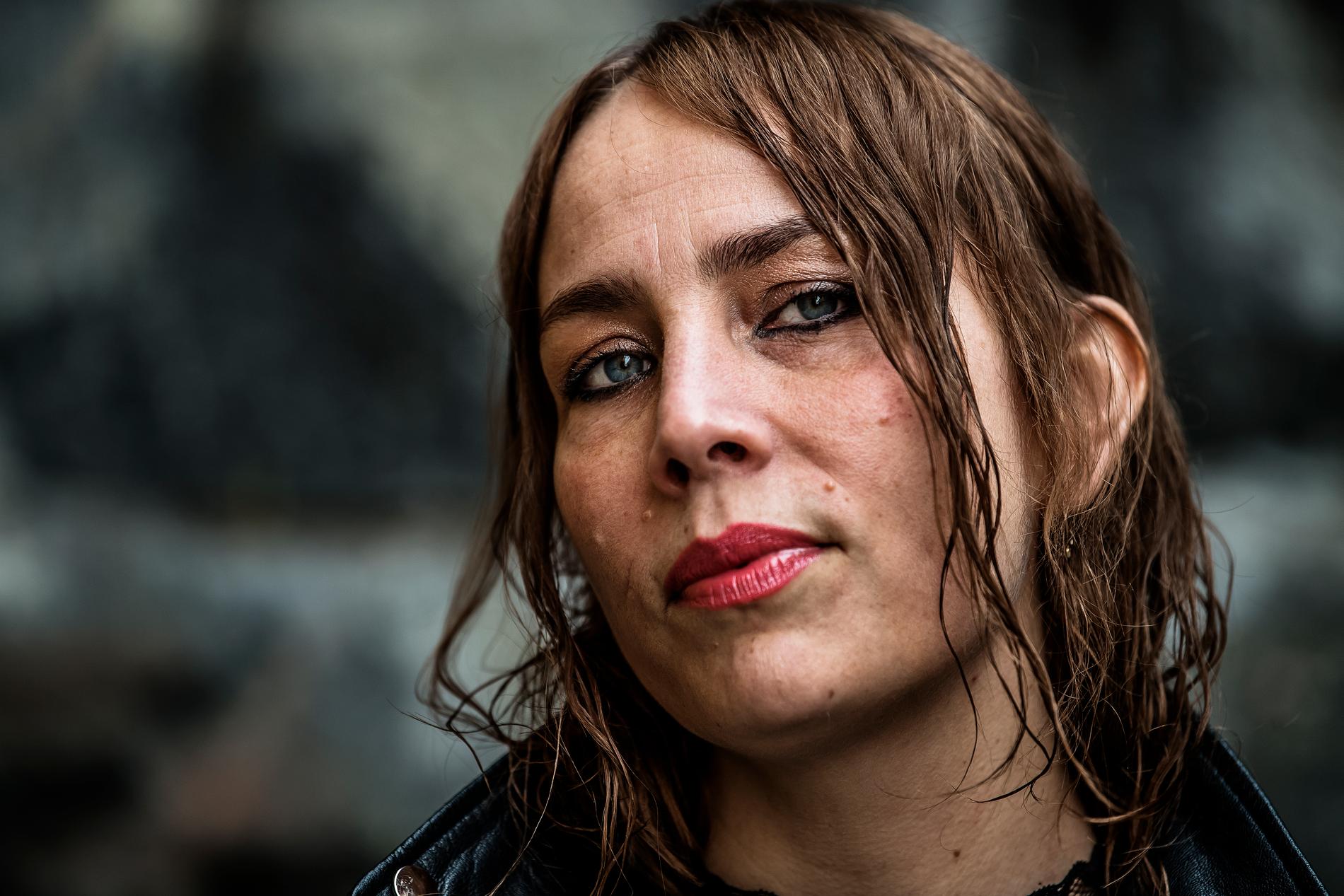 Jenny Wilson sjunger rakt och uppriktigt om våldtäkt på sin första svenskspråkiga skiva ”Trauma”.