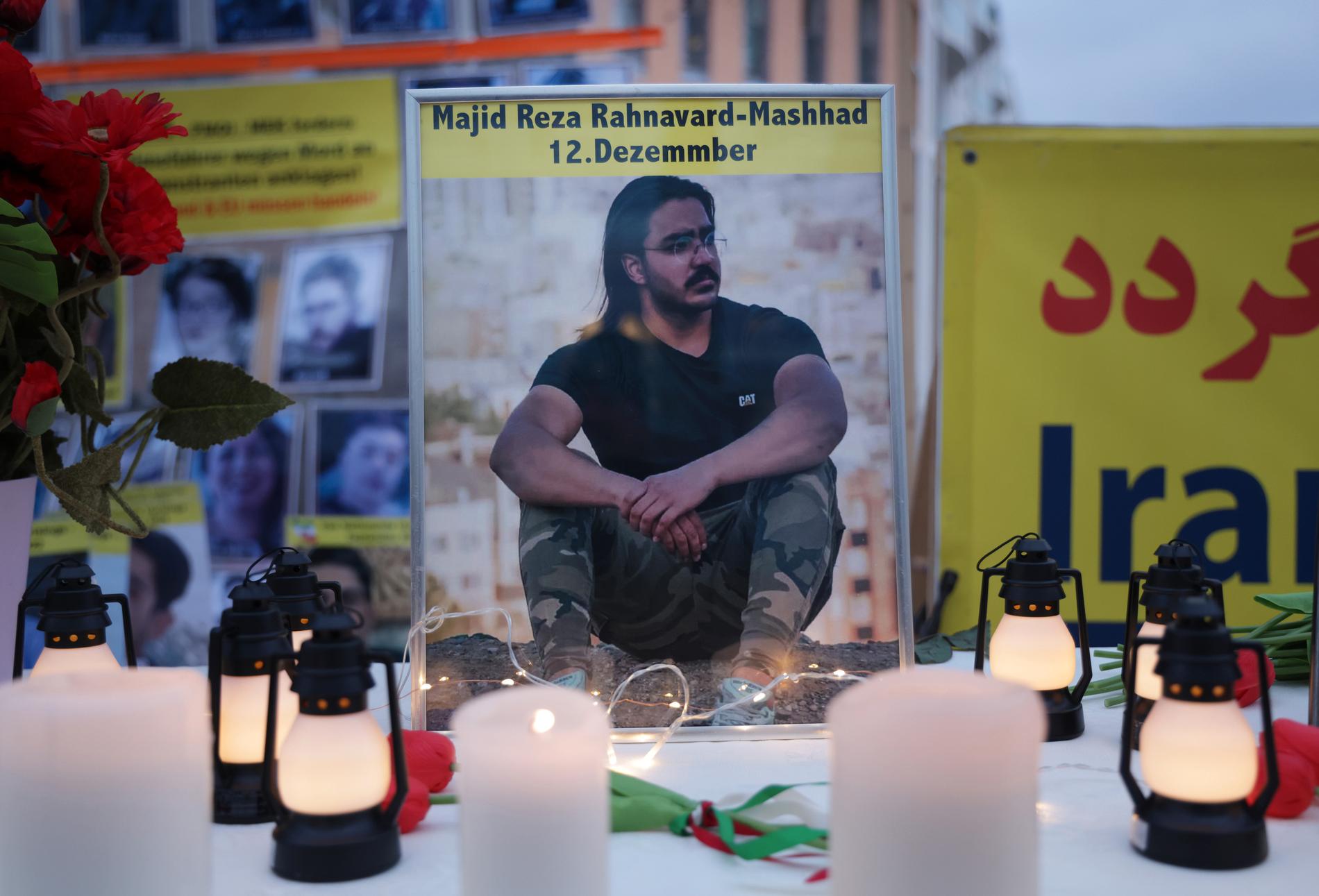Protester i Berlin efter avrättningen av Majidreza Rahnavard i Iran.