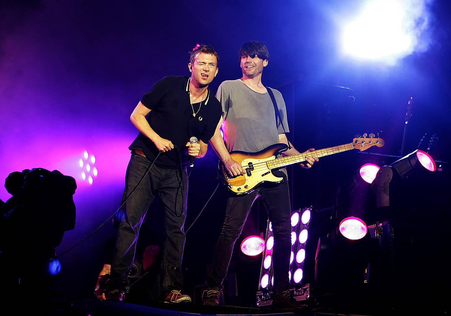 Damon Albarn och Alex James på Glastonburyfestivalen 2009.