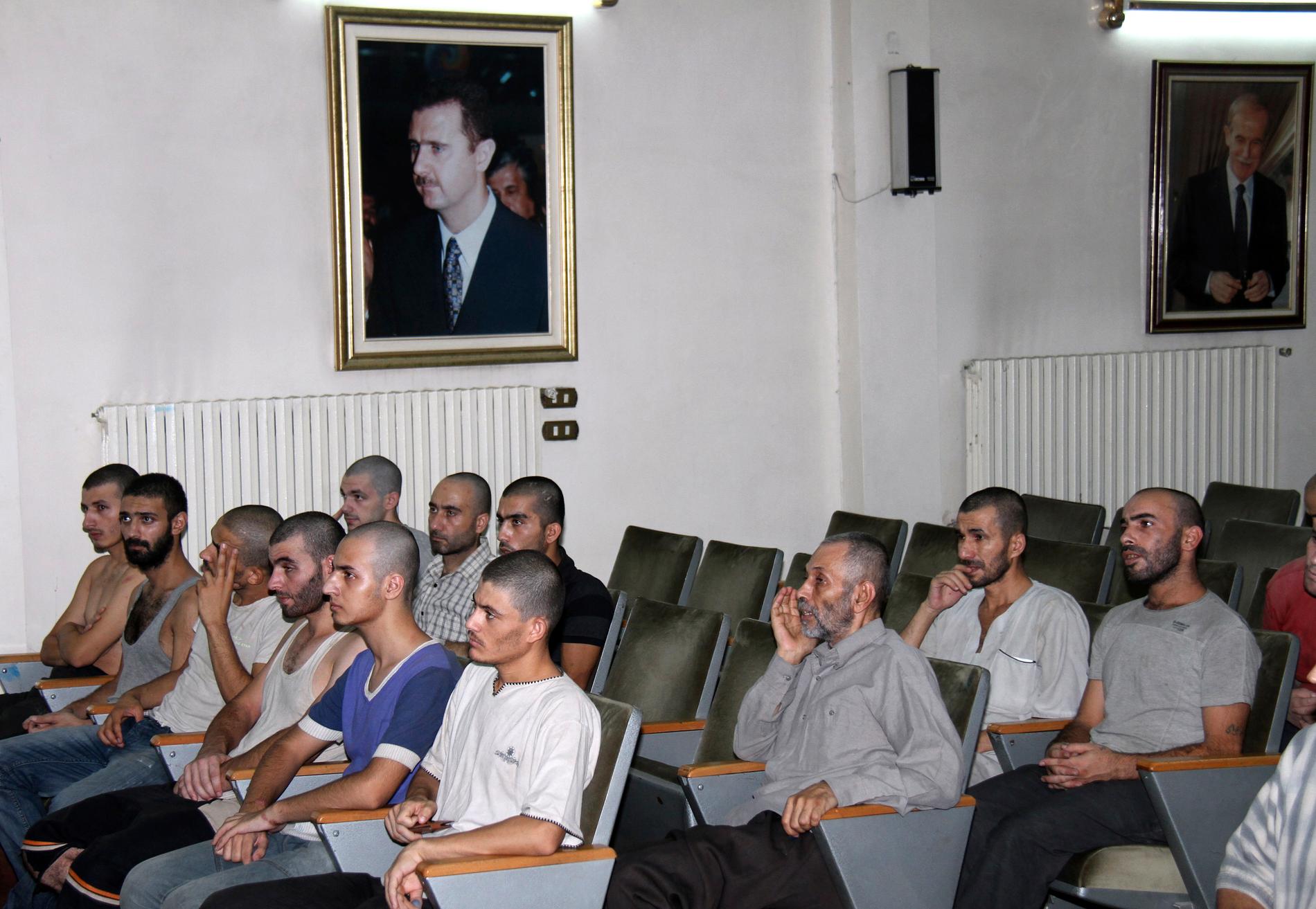 Syriska fångar i en rättssal i Damaskus 2012 i samband med att personer som deltagit i regimkritiska protester gavs amnesti.