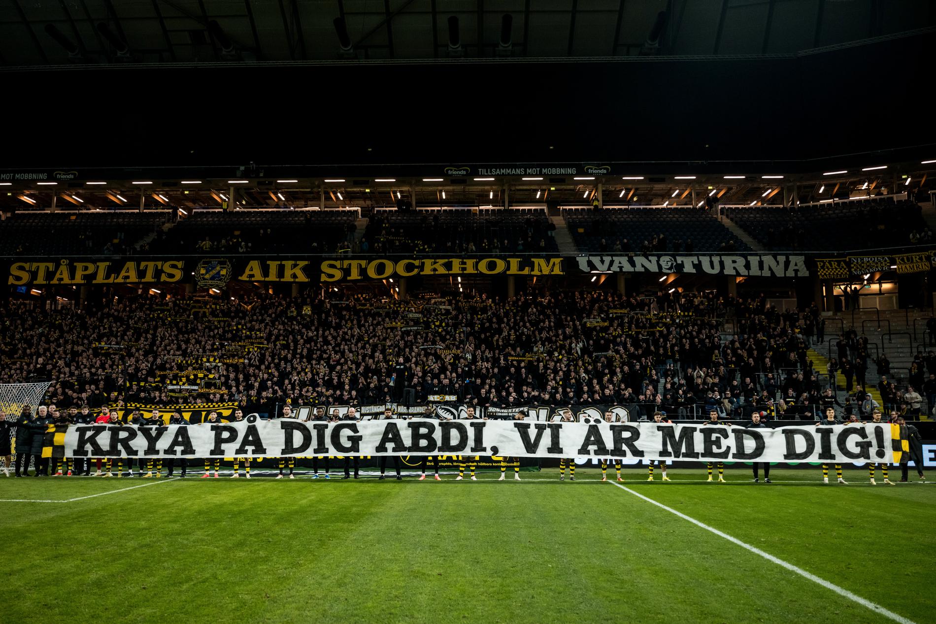 AIK-spelarna vecklade ut en banderoll riktad mot långtidsskadade Abdihakim Ali.