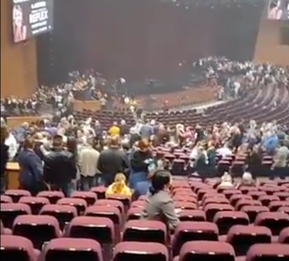 Människor evakueras från konserthuset.
