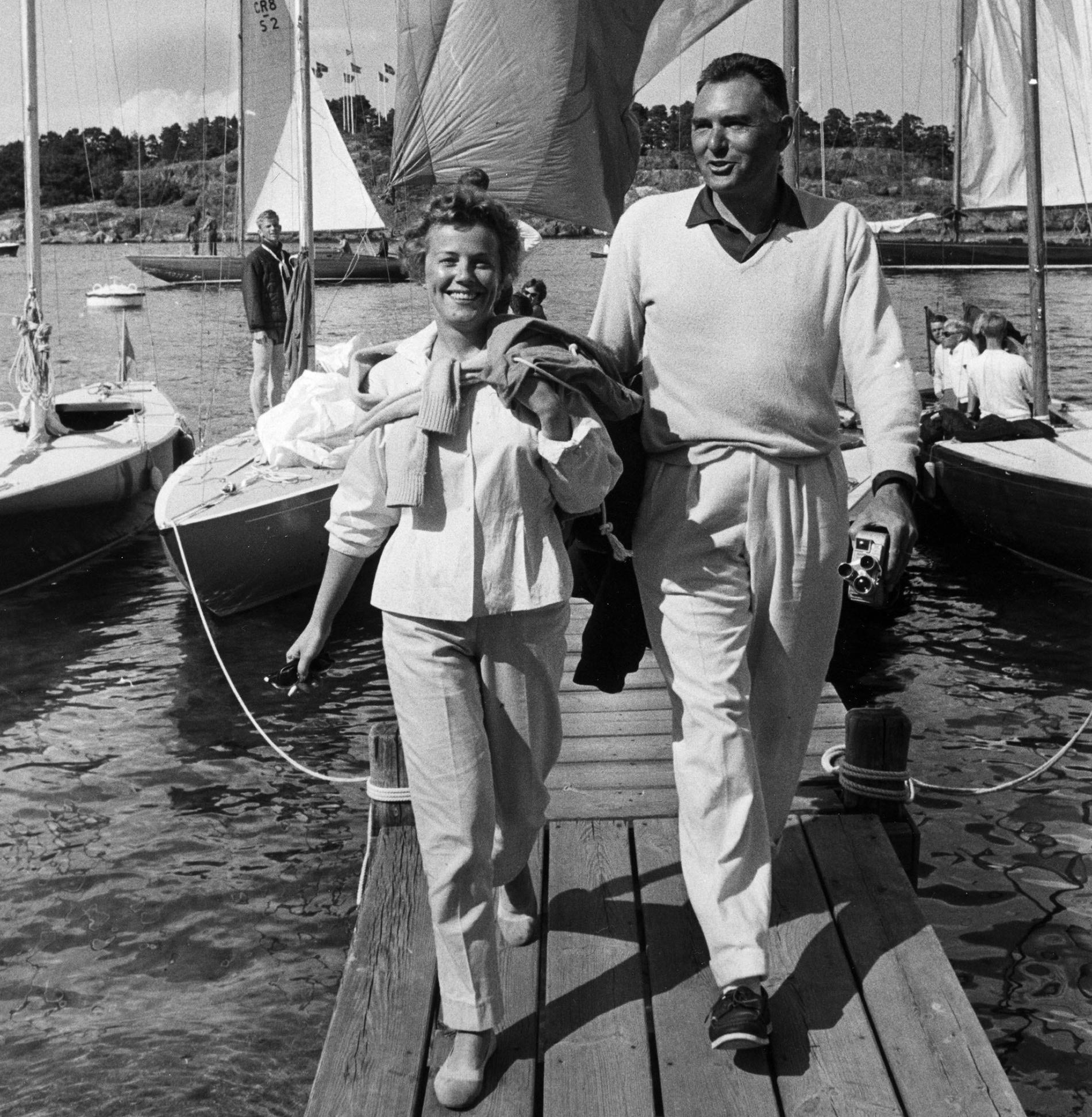 1958 Sickan Carlsson och hennes tredje man Sölve Adamsson har just hängt spinnacker på tork och lämnar sin 5,5:a. Paret var tillsammans ända fram till makens död 1987.