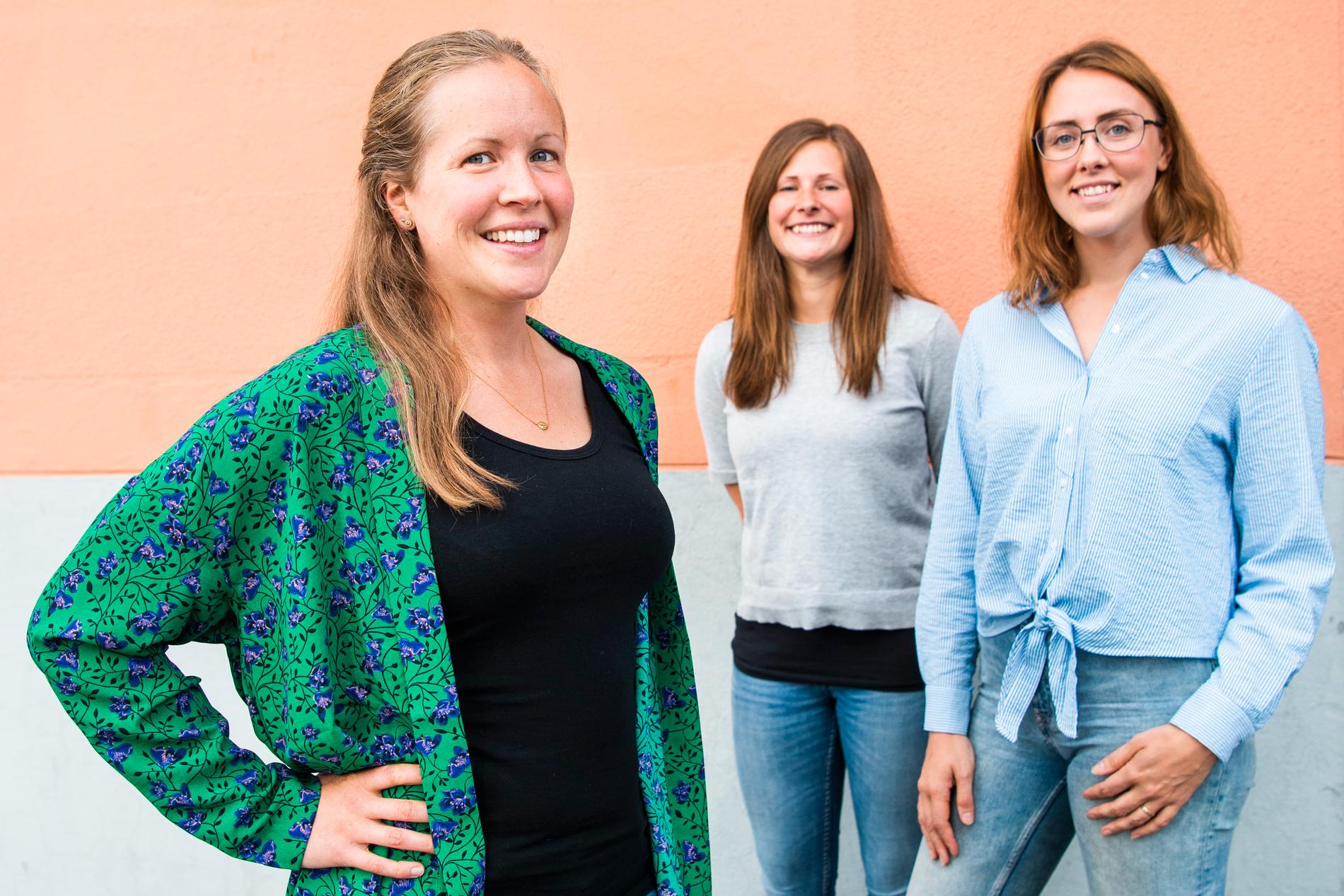 Linda Olofsson, Lina Hellström och Jessica Bergman håller lektioner i svenska två gånger i veckan, året om.