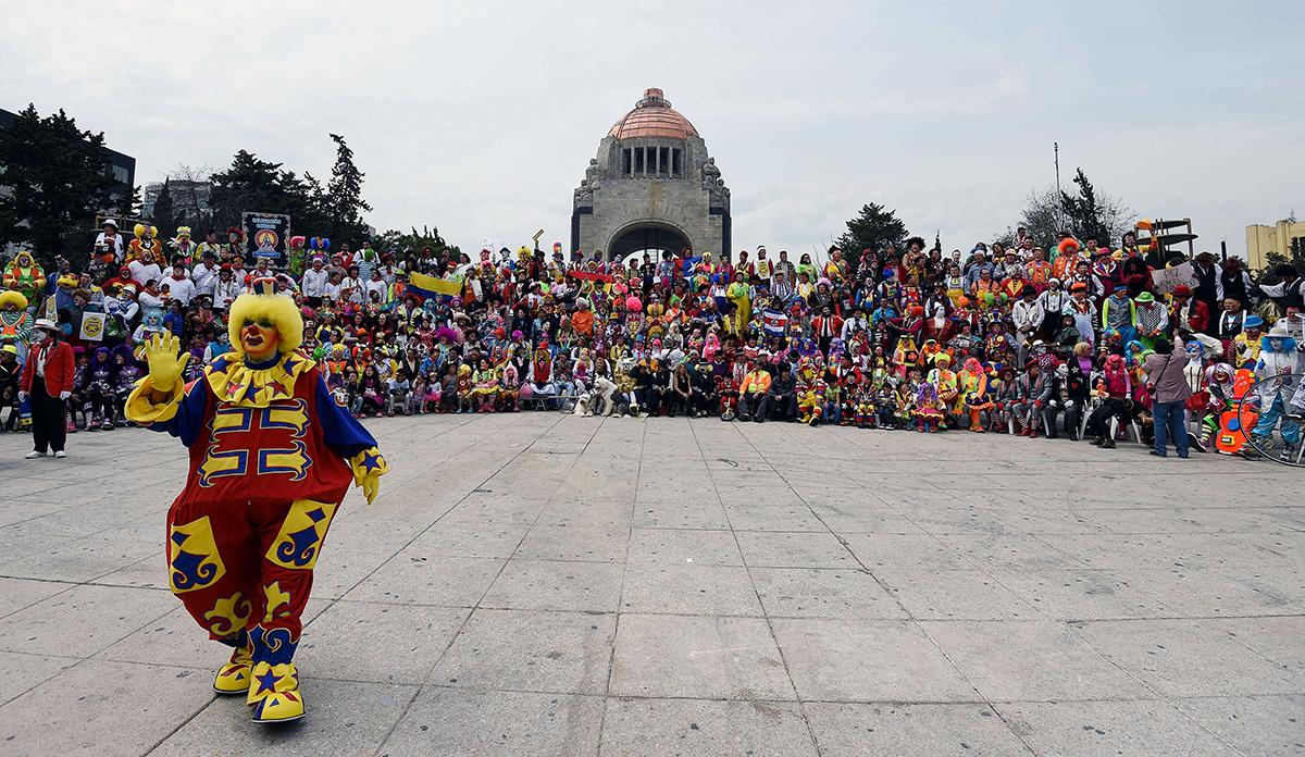 Mexico City, Mexico: Clownen Llantom gestikulerar framför hundratals deltagare i den 20:e upplagan av ett årligt clownkonvent i staden.