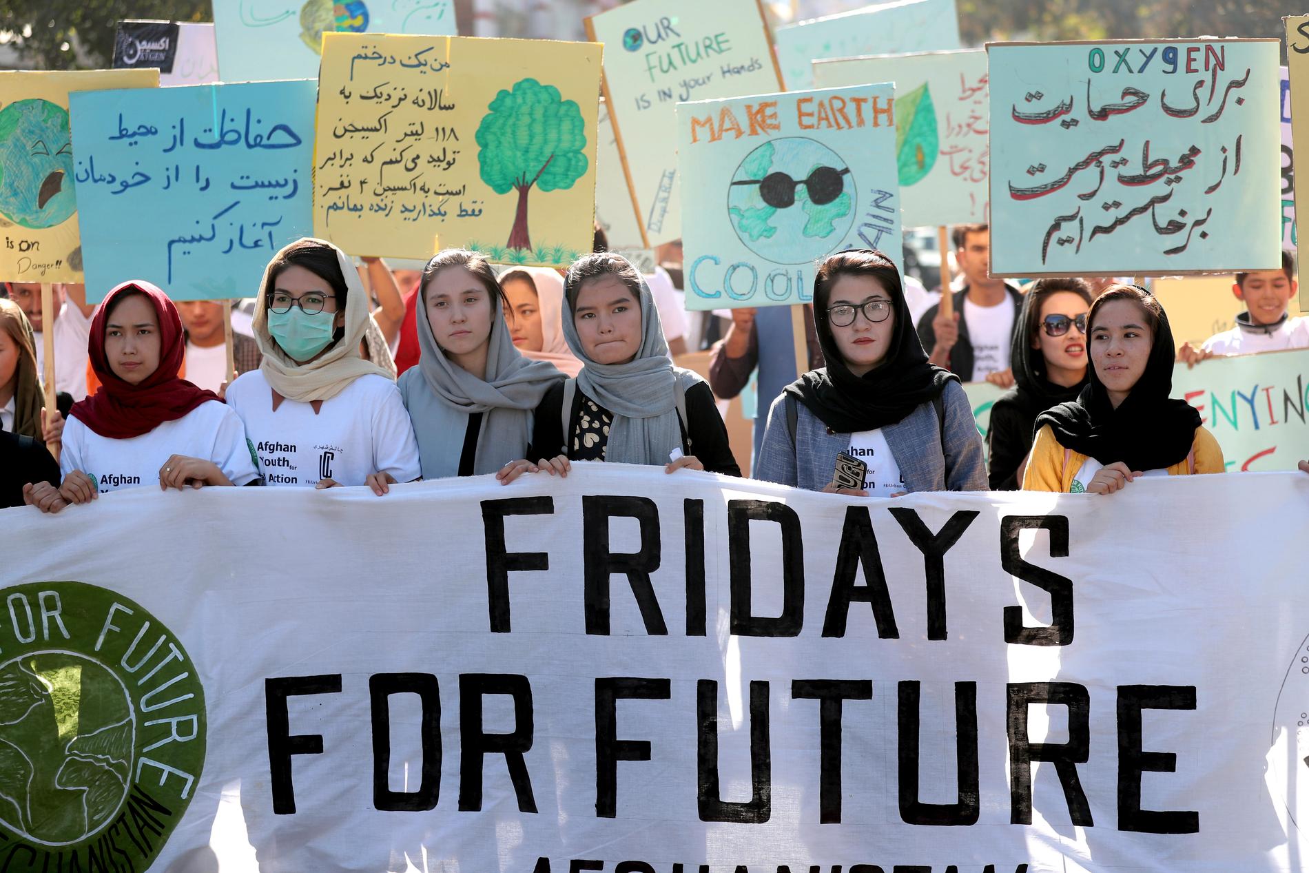Unga afghaner samlades i en klimatdemonstration i huvudstaden Kabul på fredagen. I staden, där risken att dö i bombattacker är stor, deltar den unga generationen i den globala klimatstrejken av oro för att om inte kriget tar död på dem kommer klimatförändringarna att göra det.