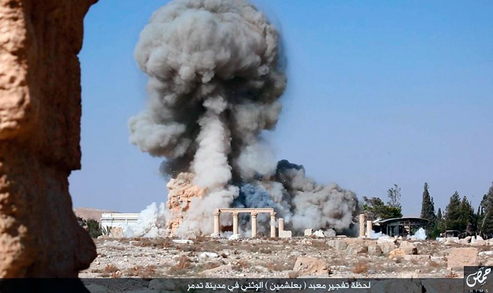 Denna bild publicerad augusti 2015 – på en IS-kontrollerad sociala medier-sajt – visar en detonation vid det 2 000-åriga tempelområdet i Palmyra. Bilden är verifierad som äkta av nyhetsbyrån AP.
