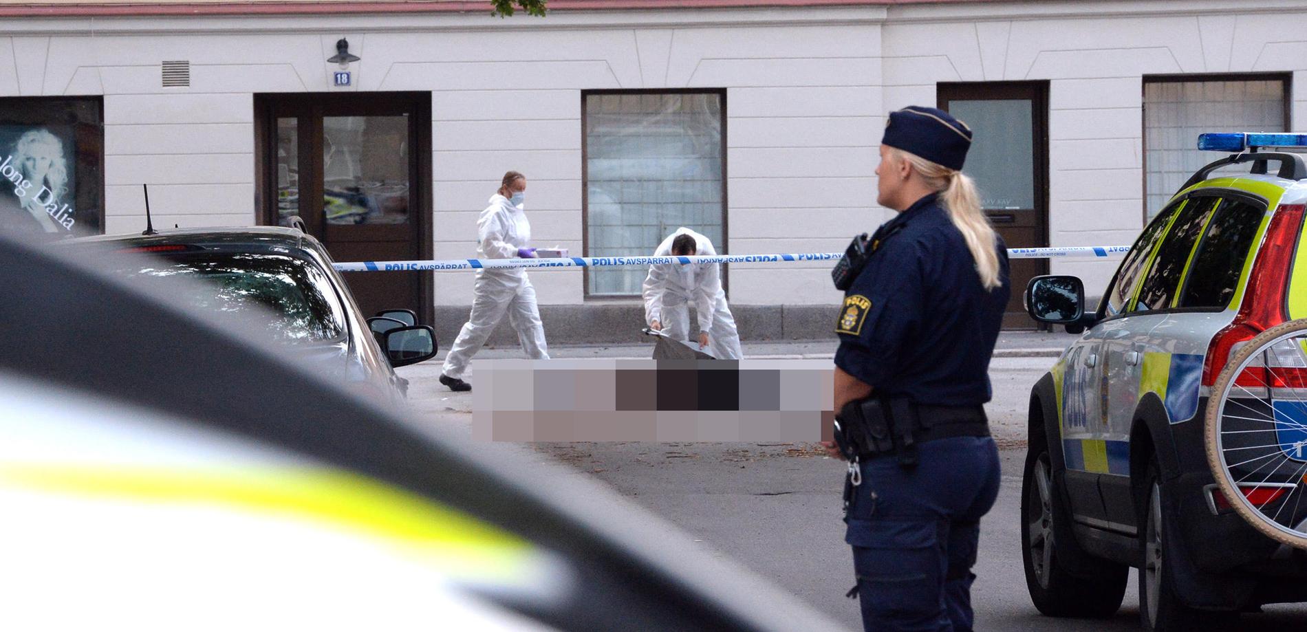 Vid tretiden på natten fick polisen larm om en livlös person på en gata i Örebro. 