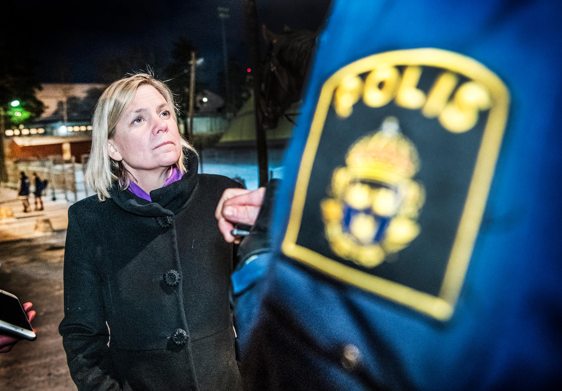 Magdalena Andersson mötte ridande poliser i Nacka som sattes in 2018 för att patrullera gångvägarna efter en rad rån mot barn och unga. 