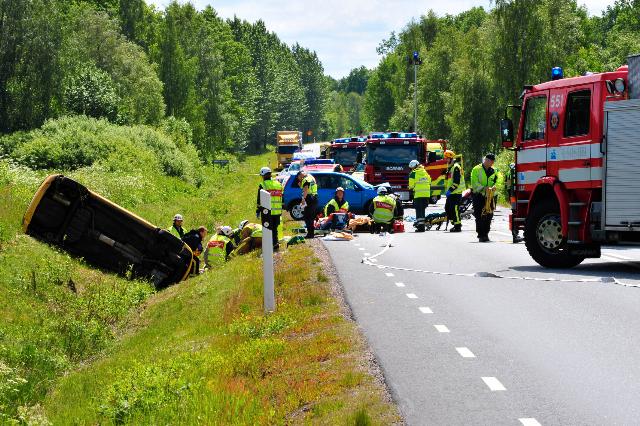 Svår trafikolycka Fem personer har förts till sjukhus och länsväg 126 norr om Alvesta är nu avstängd.
