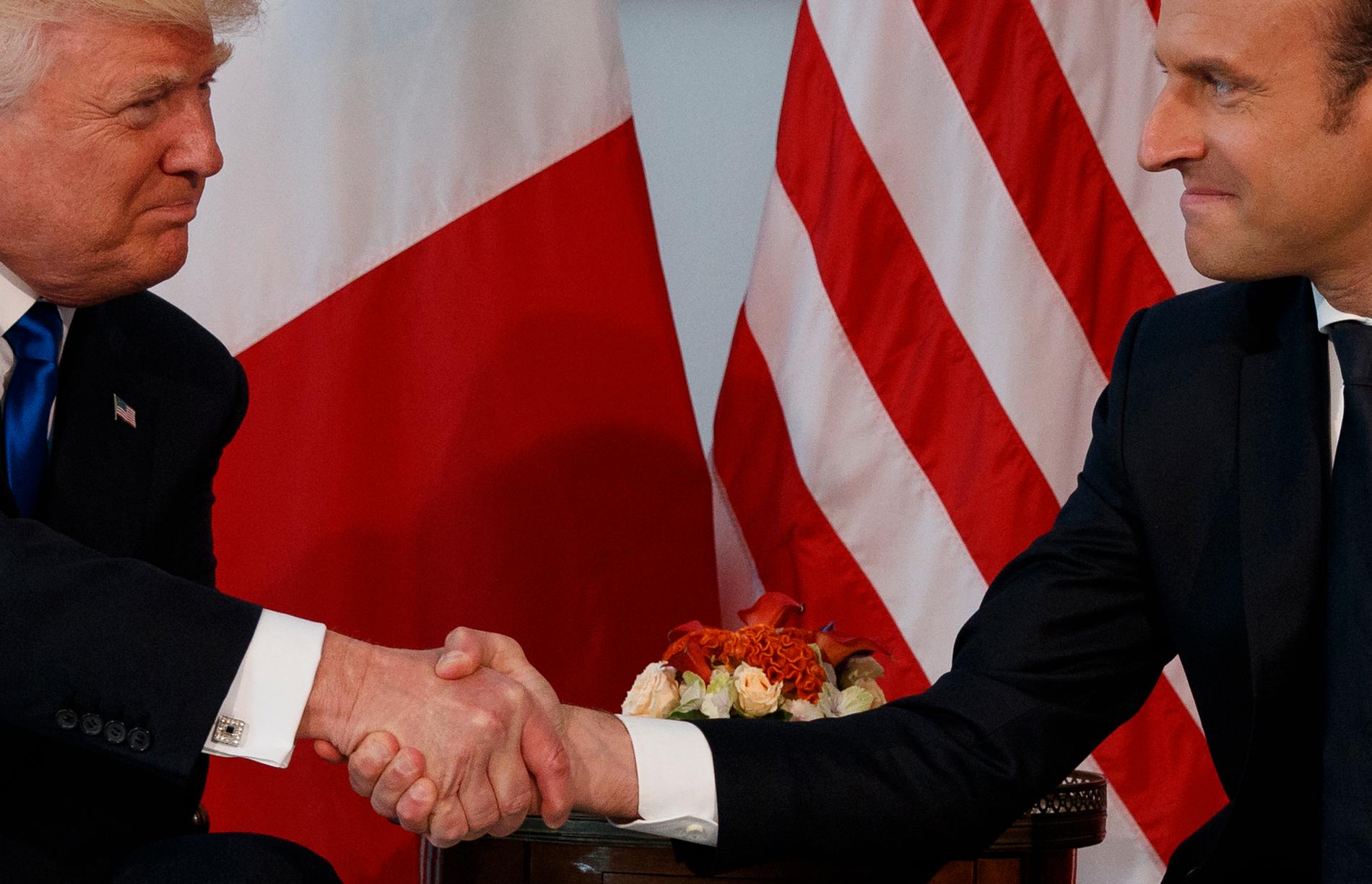 Fast handslag mellan Donald Trump och Emmanuel Macron.