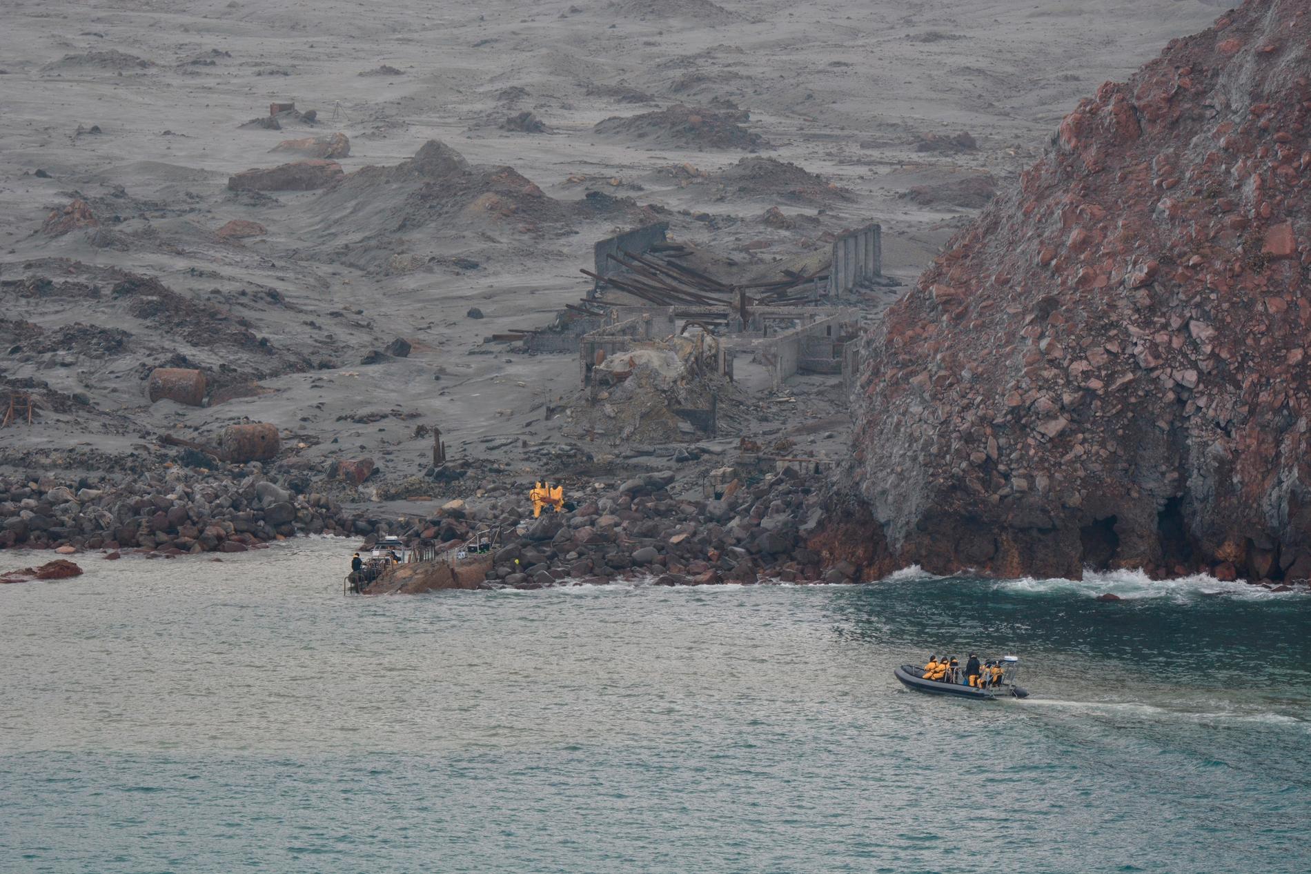 Räddningsarbetare hämtade hem vulkanoffer från White Island i fredags.