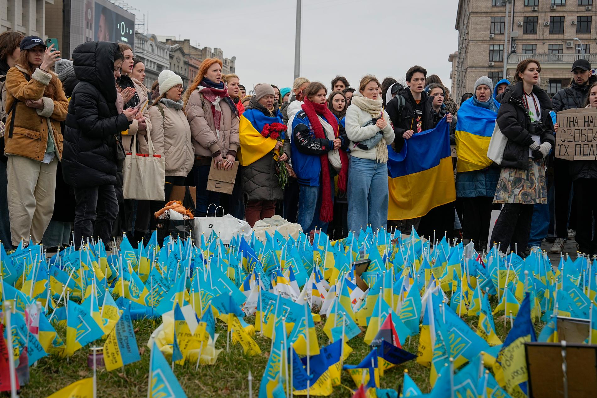 Kievbor har samlats vid minnesplatsen för de som dödats under kriget.