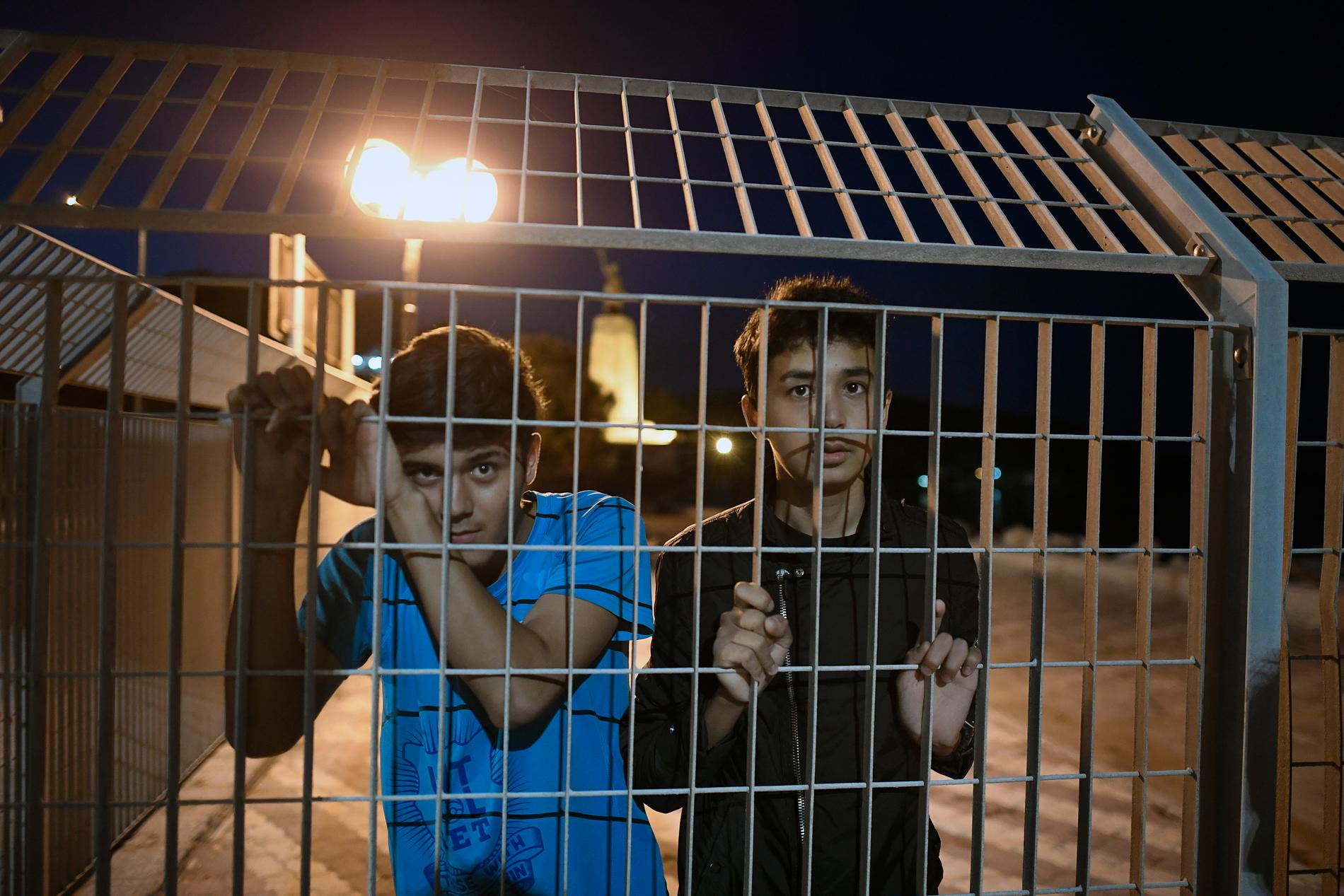 Ali Reza Jamadi, 15 och Mohammed Reza, 14, riskerar sina liv för att fly flyktinglägret på Lesbos.