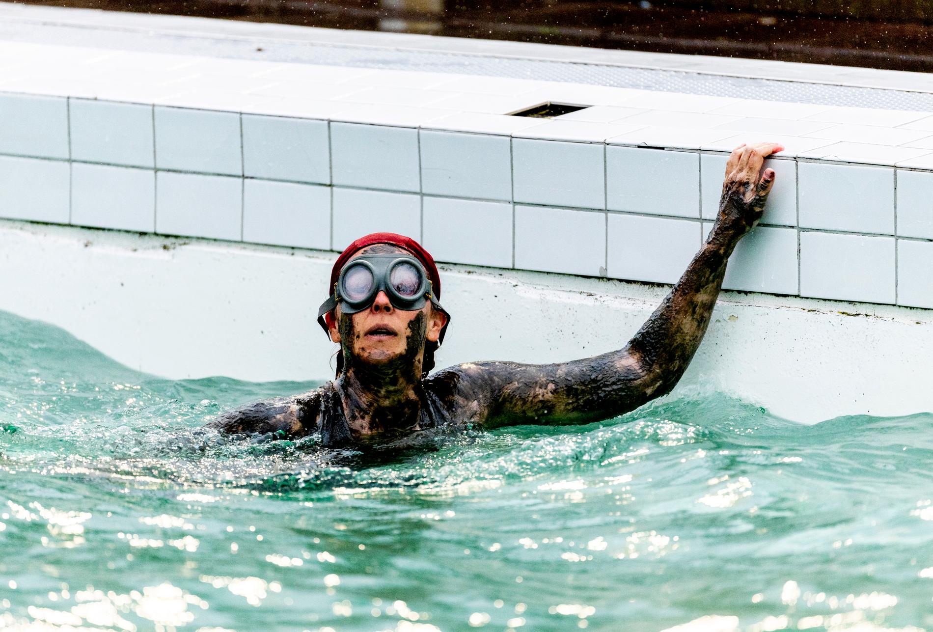 Josefin Neldén – i tidstypisk simmössa och dito simglasögon – väntar i poolen mellan två av tagningarna.