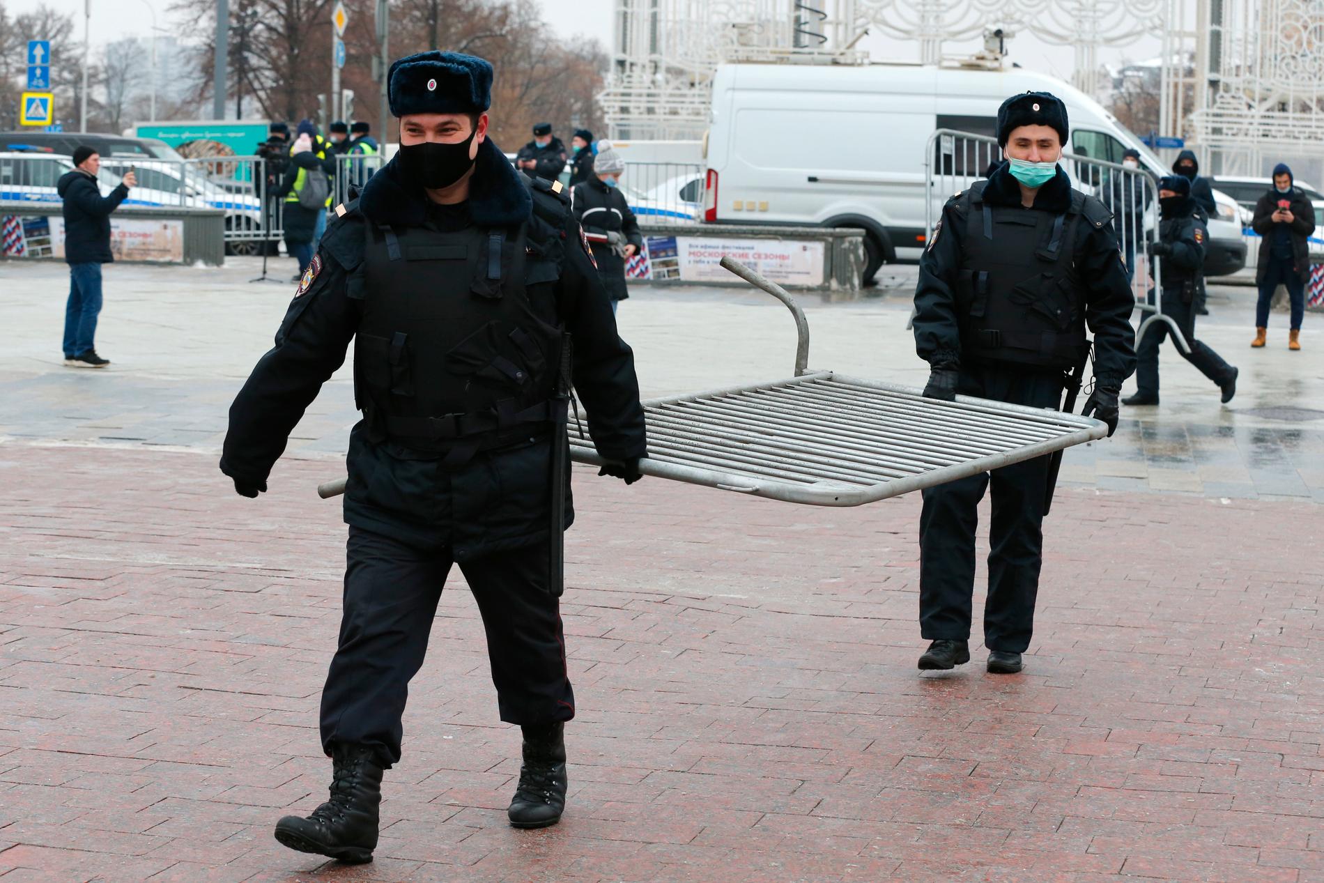 Rysk polis sätter upp stängsel inför lördagens demonstration i Moskva.