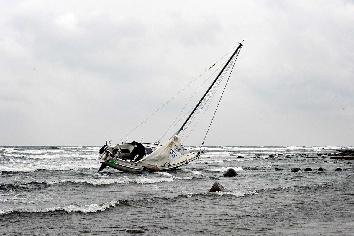 En läsare fotade en standad fritidsbåt på Öland i november. Skepparen hade simmat i land och klarat sig utan några skador.