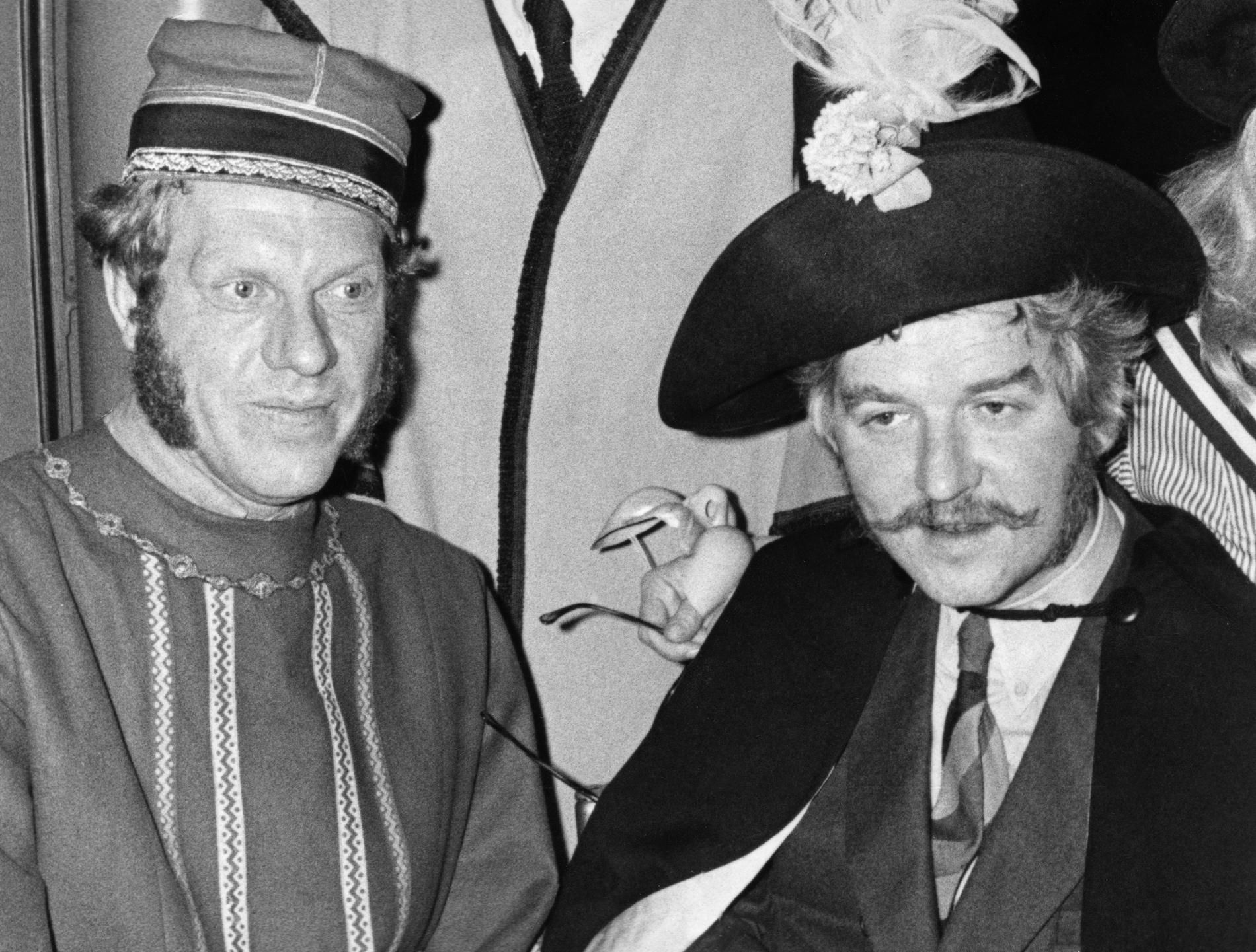 Tage Danielsson och Hasse Alfredson inför premiären på revyn "Spader, Madame!" 1968. Arkivbild.