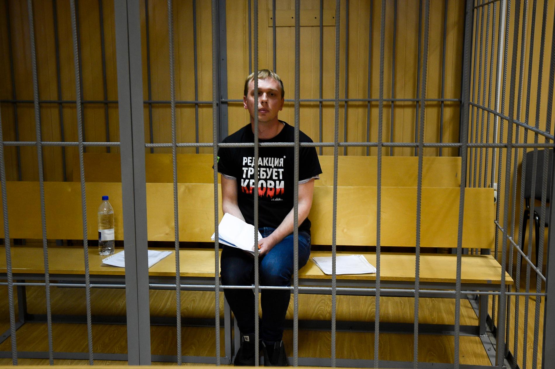 Den ryske journalisten Ivan Golunov i en bur i rättssalen i Moskva på lördagen.