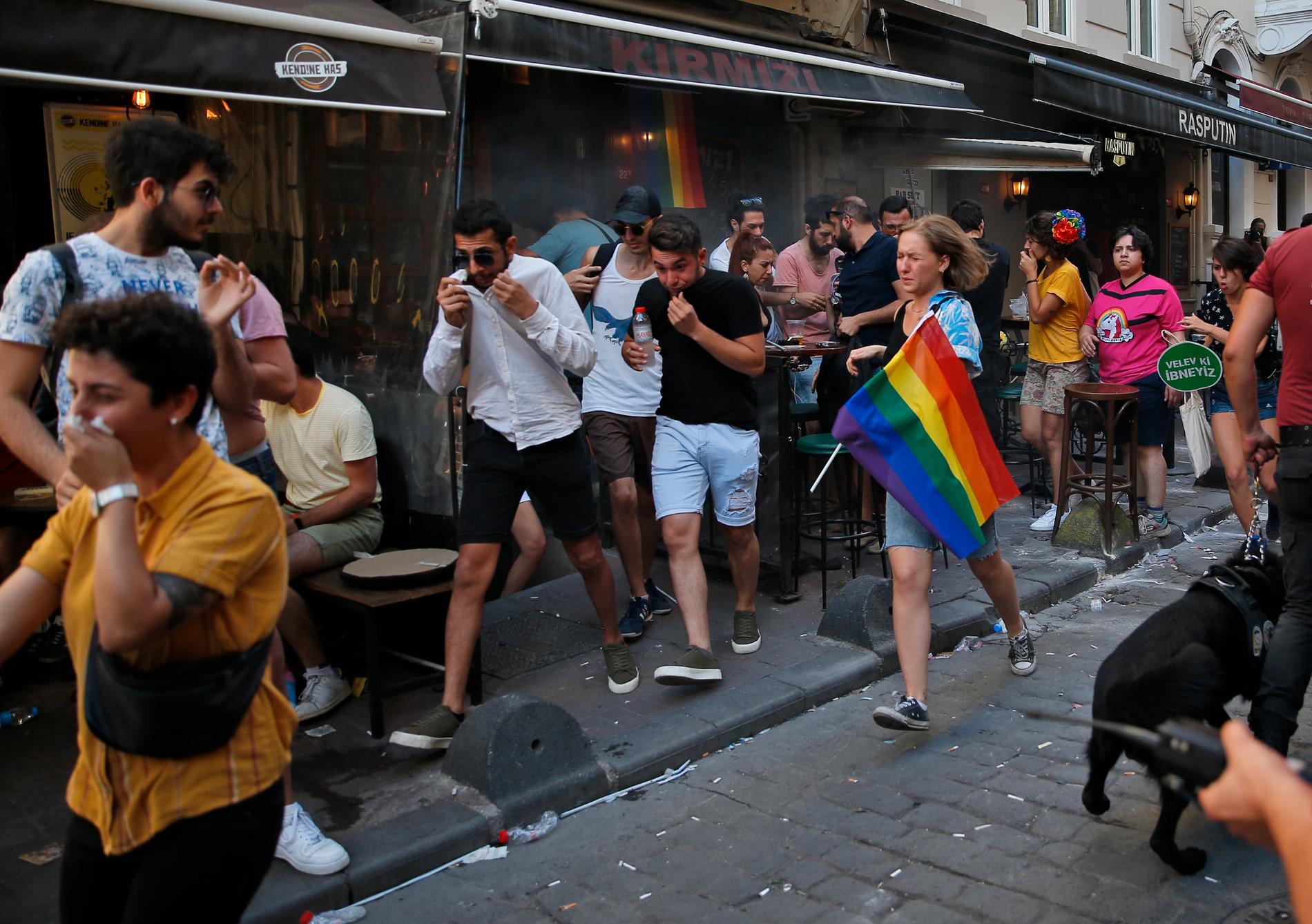 Pridedeltagare flyr undan tårgas i centrala Istanbul.