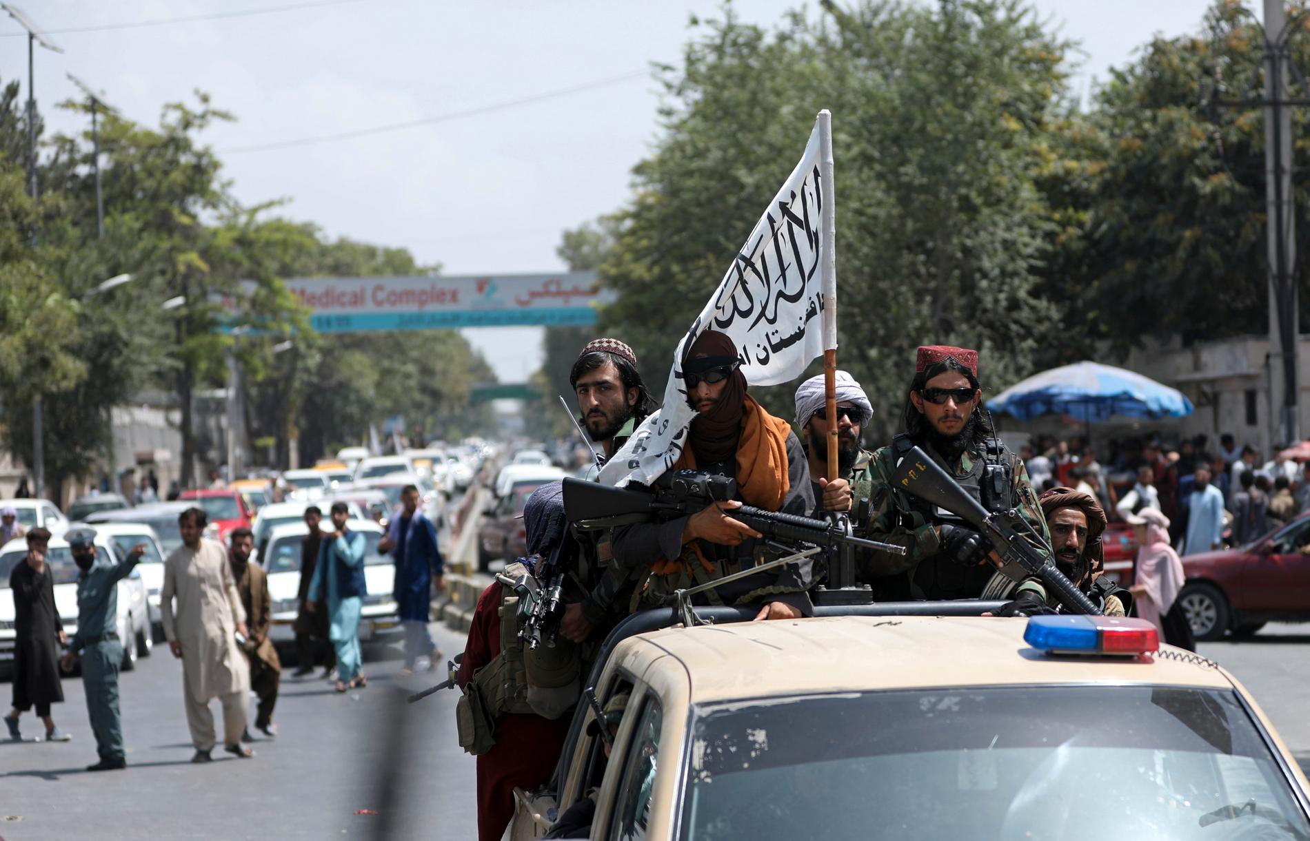 Patrullerande talibaner på i Kabul. 