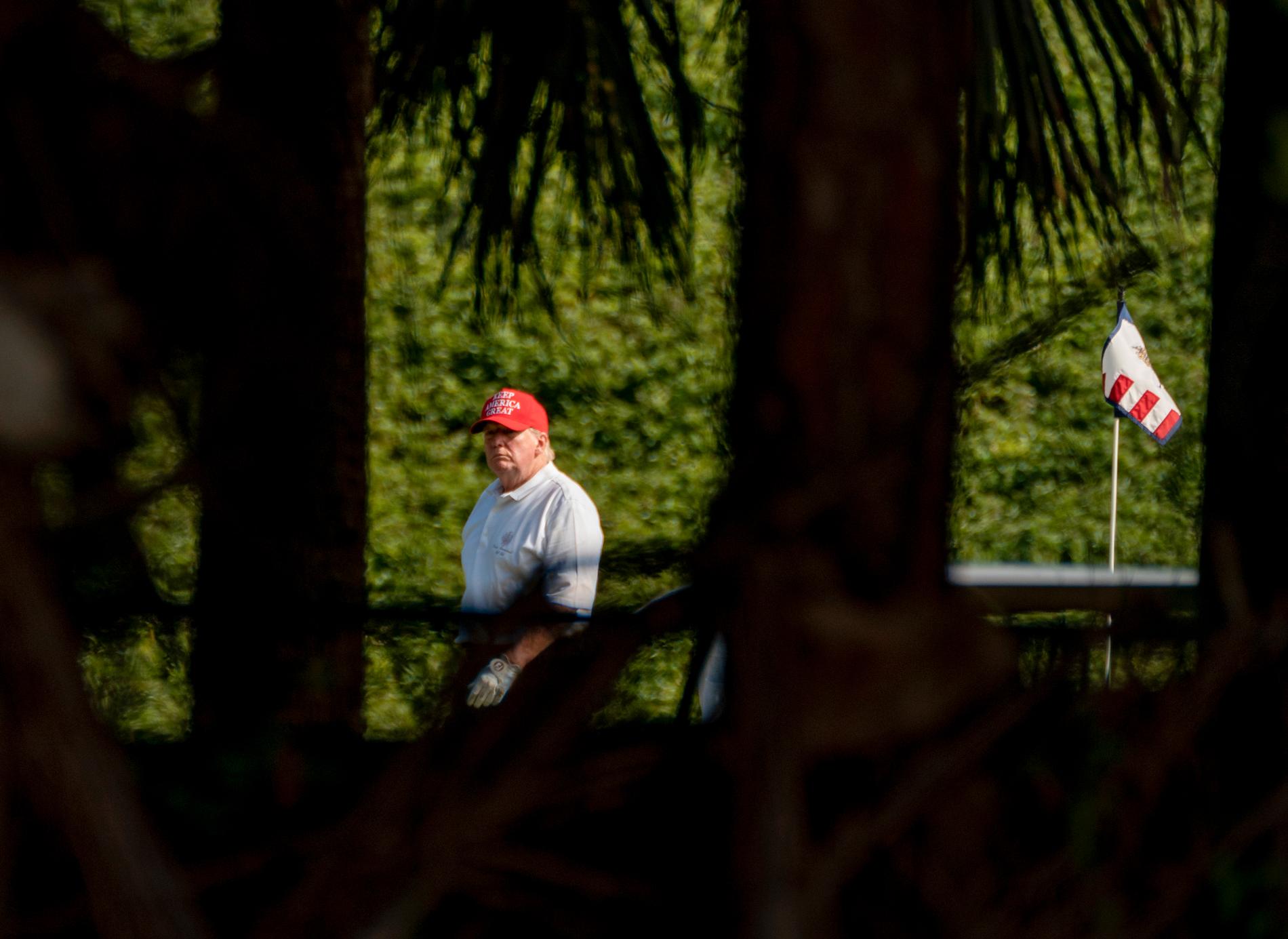 Donald Trump spelar golf.