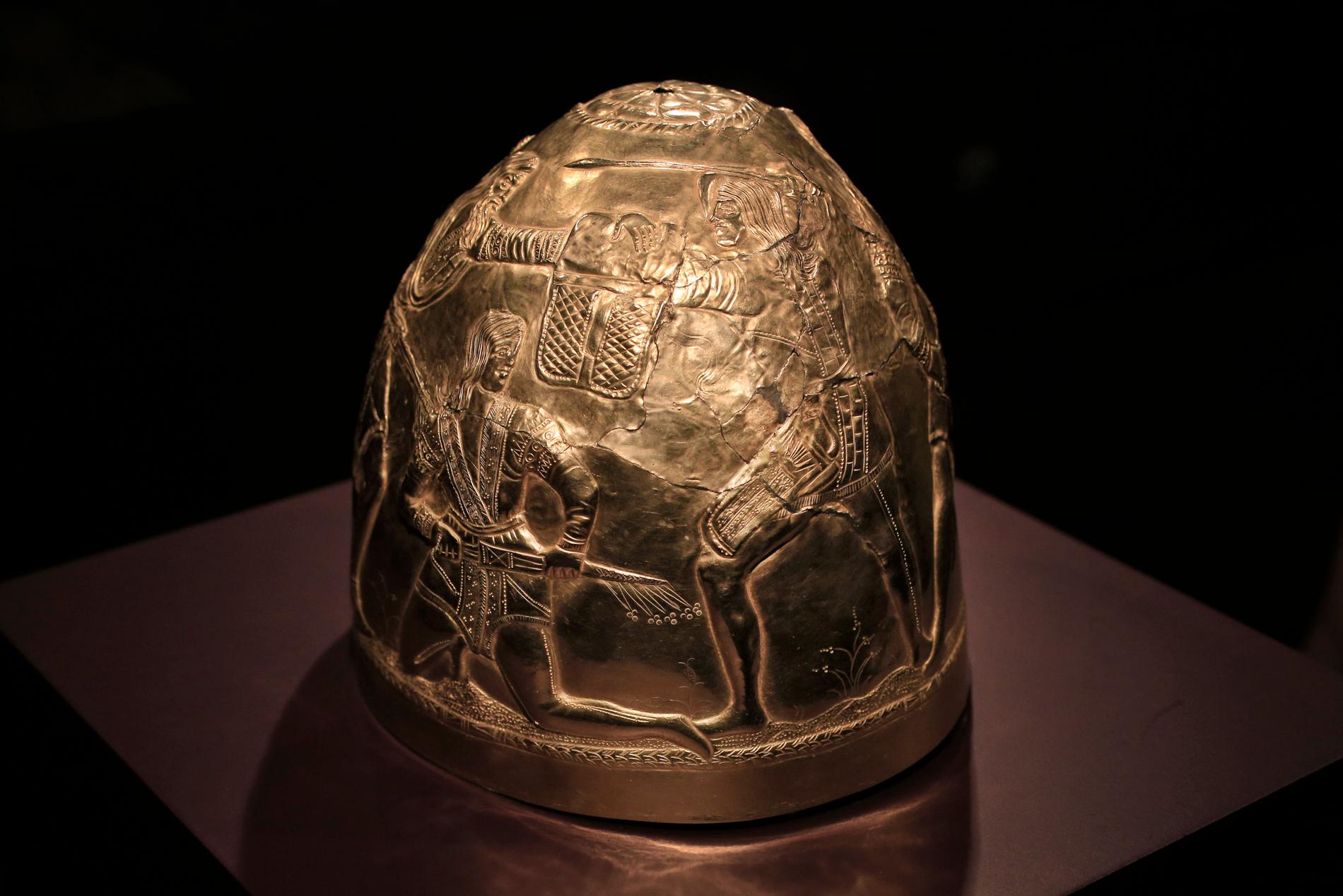 En skytisk hjälm i massivt guld från 400-talet före Kristus.