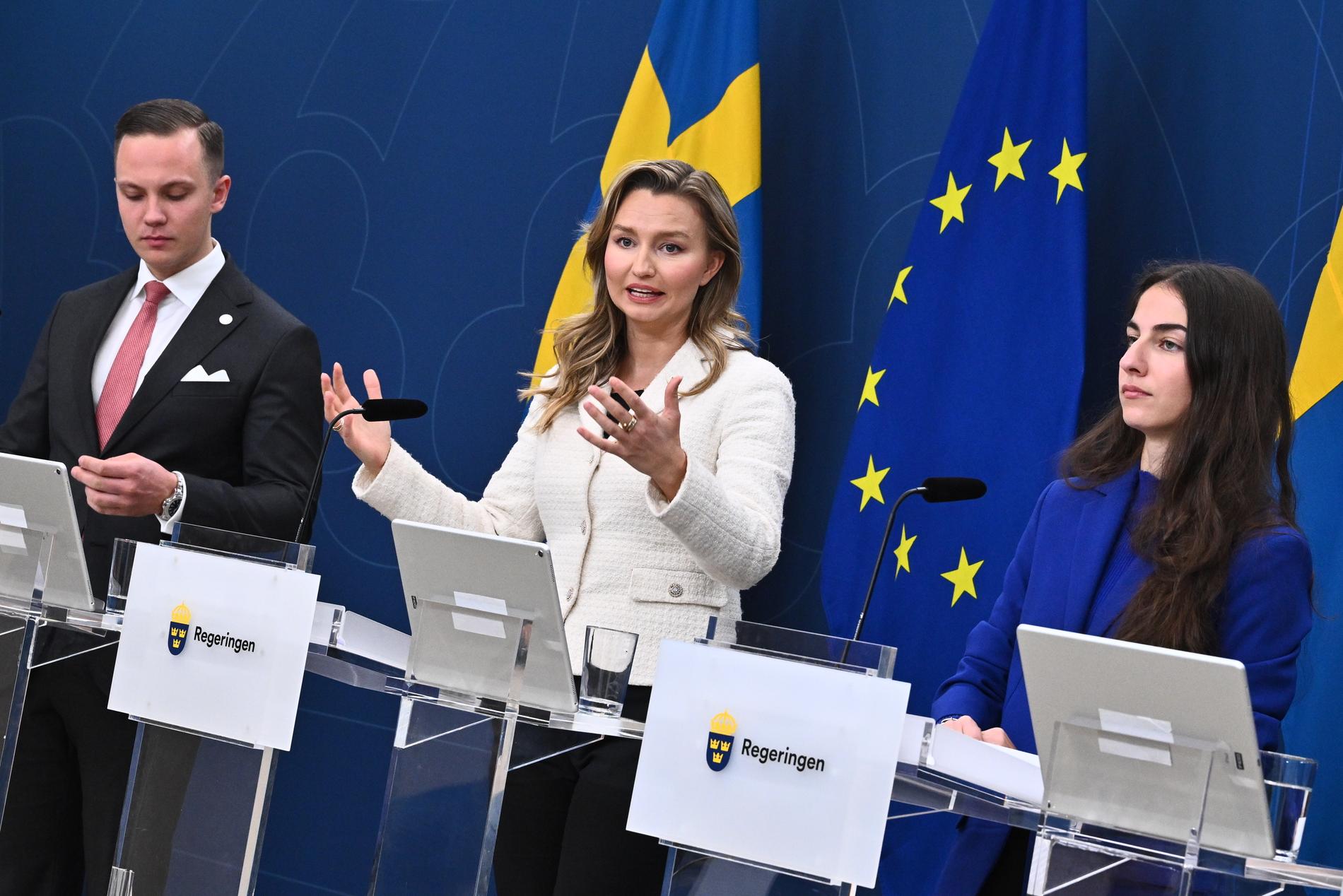 Näringsutskottets ordförande Tobias Andersson (SD), energi- och näringsminister Ebba Busch (KD) och klimat- och miljöminister Romina Pourmokhtari (L).