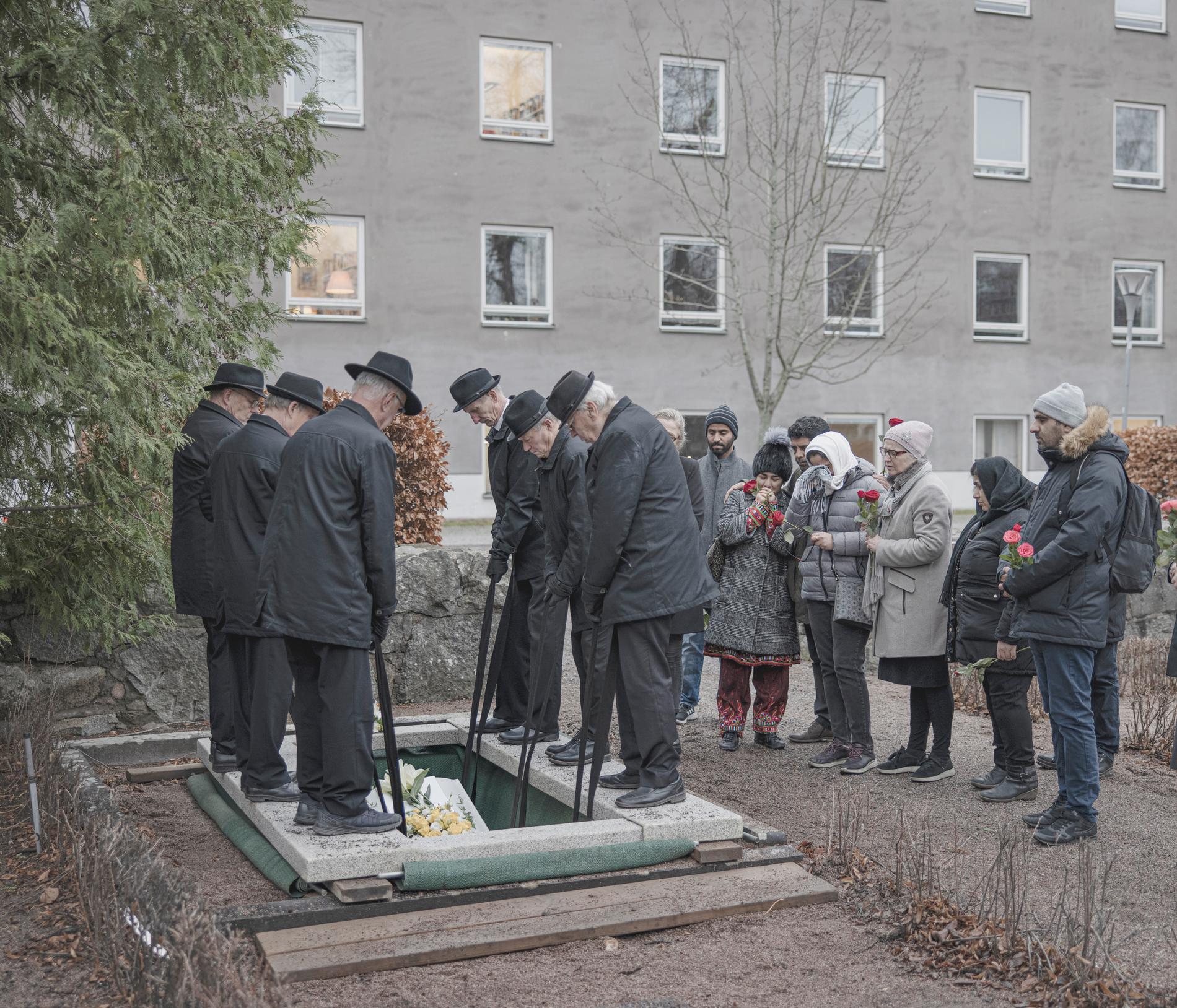Zarjan Naseer ser på när hennes 13-årige son begravs i Uppsala. Rohail dog i sviterna av covid-19
