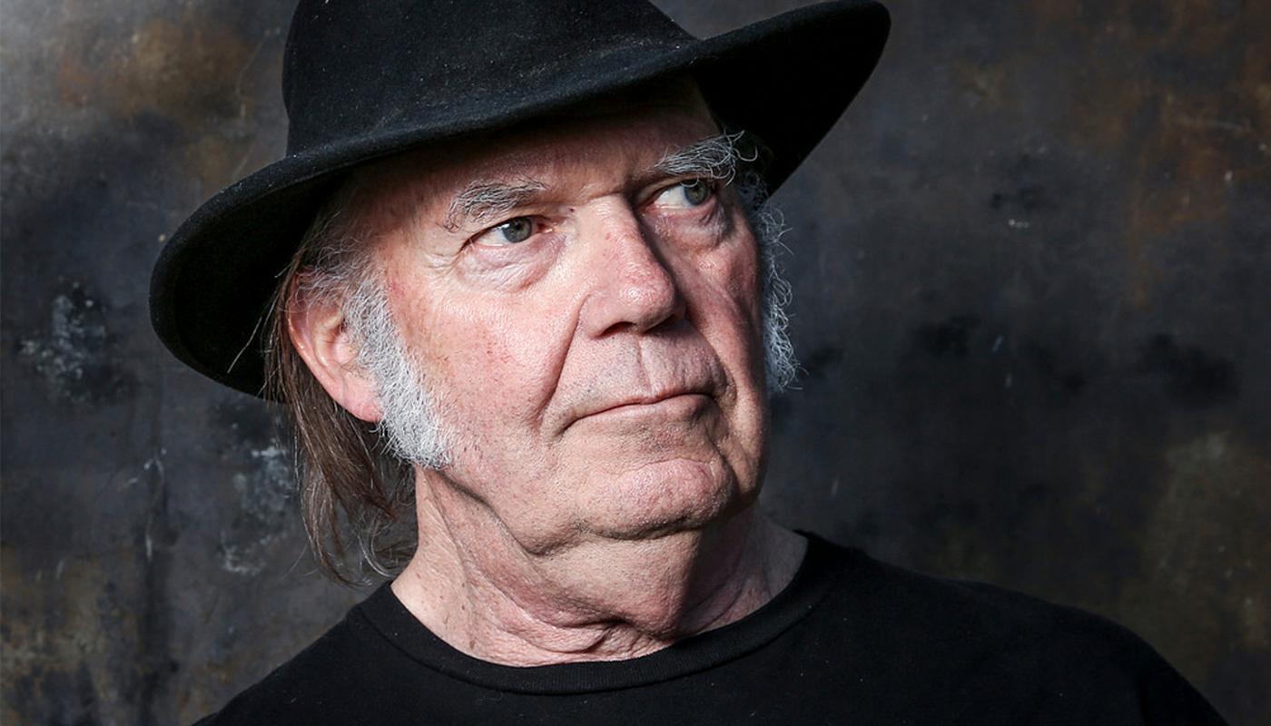Neil Young släpper i början av september den akustiska soloplattan "Hitchhiker" som han spelade in under en enda natt 1976.
