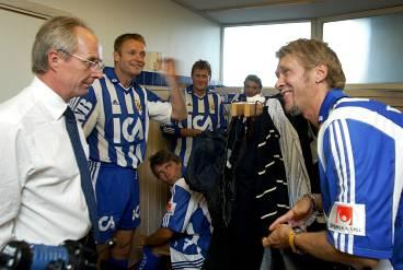 TILLBAKA DÄR DET BÖRJADE Svennis och Glenn Strömberg lägger upp taktiken för det klassiska blåvittlaget som vann Uefa-cupen 1982. "Det var fantastiskt att vara tillbaka. Samma fina stämning och kamratanda, säger Svennis.