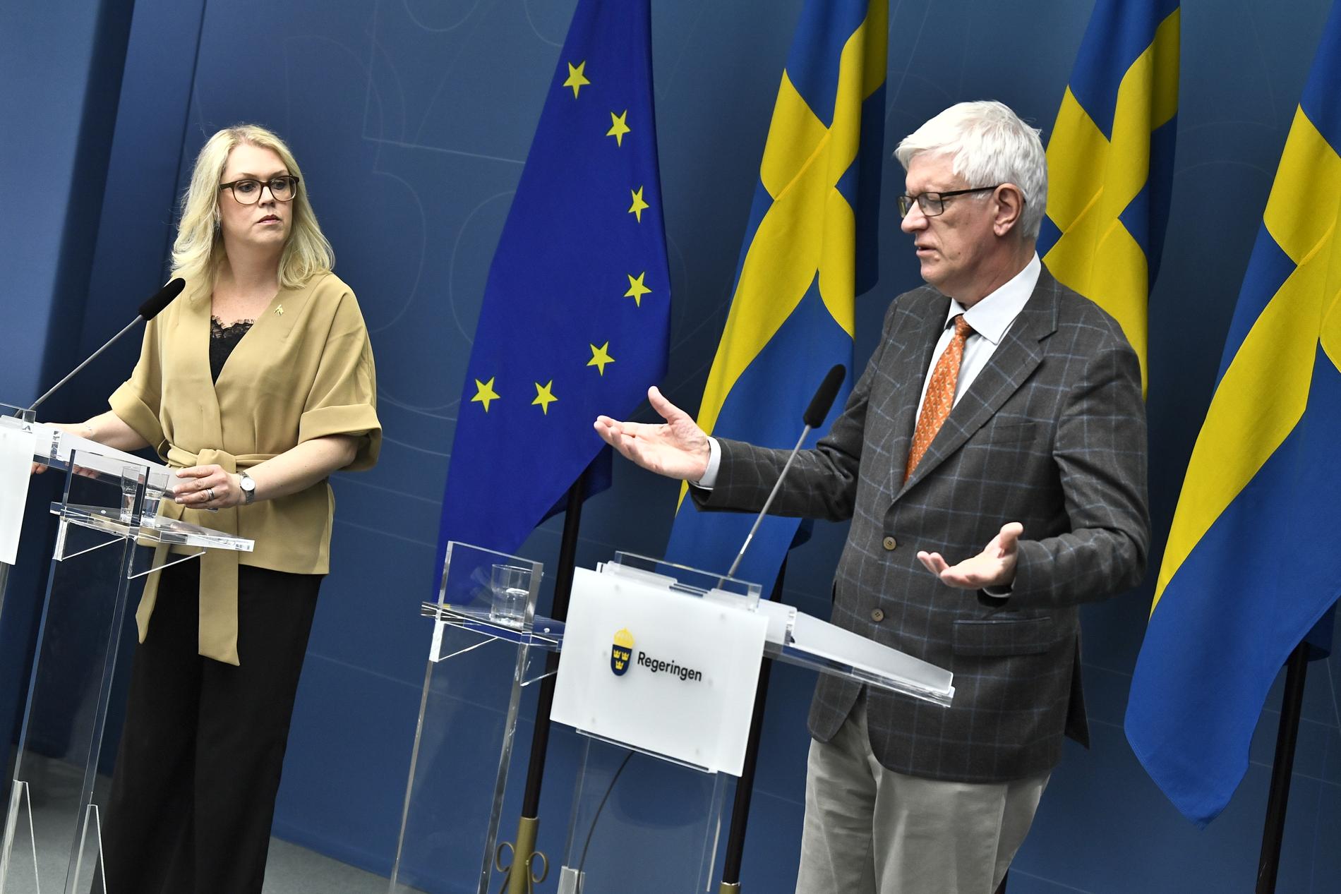 Socialminister Lena Hallengren (S) och Johan Carlson, generaldirektör på Folkhälsomyndigheten, håller pressträff.