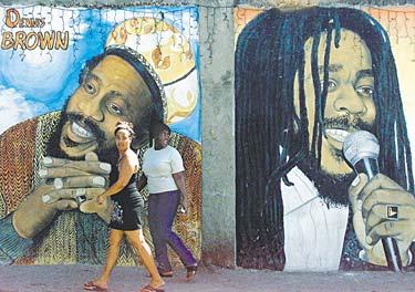För många är Jamaica reggae. På en vägg in Kingston får två av musikstilens stora samsas: Dennis Brown och Bob Marley.