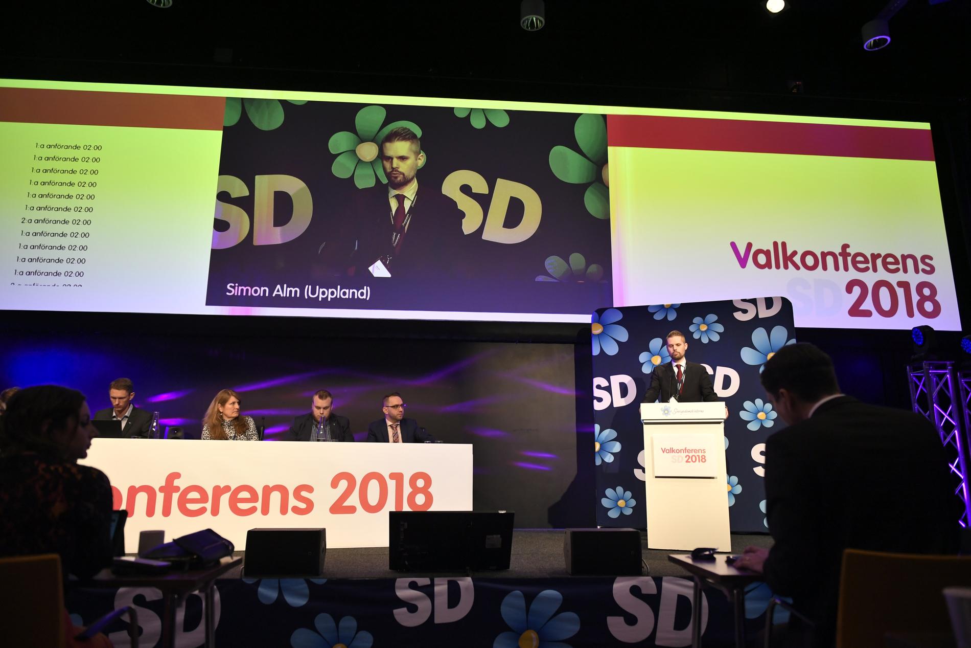 Simon Alm i talarstolen under Sverigedemokraternas Valkonferens 2018. Nu utesluts han ur partiet. Arkivbild.