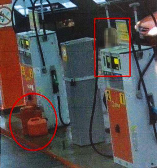 Kvinnan fyller bensin i två dunkar, enligt åtalet. Ett par dagar senare brinner mannens bil upp. Teknikerna säkrar spår efter motorbensin.