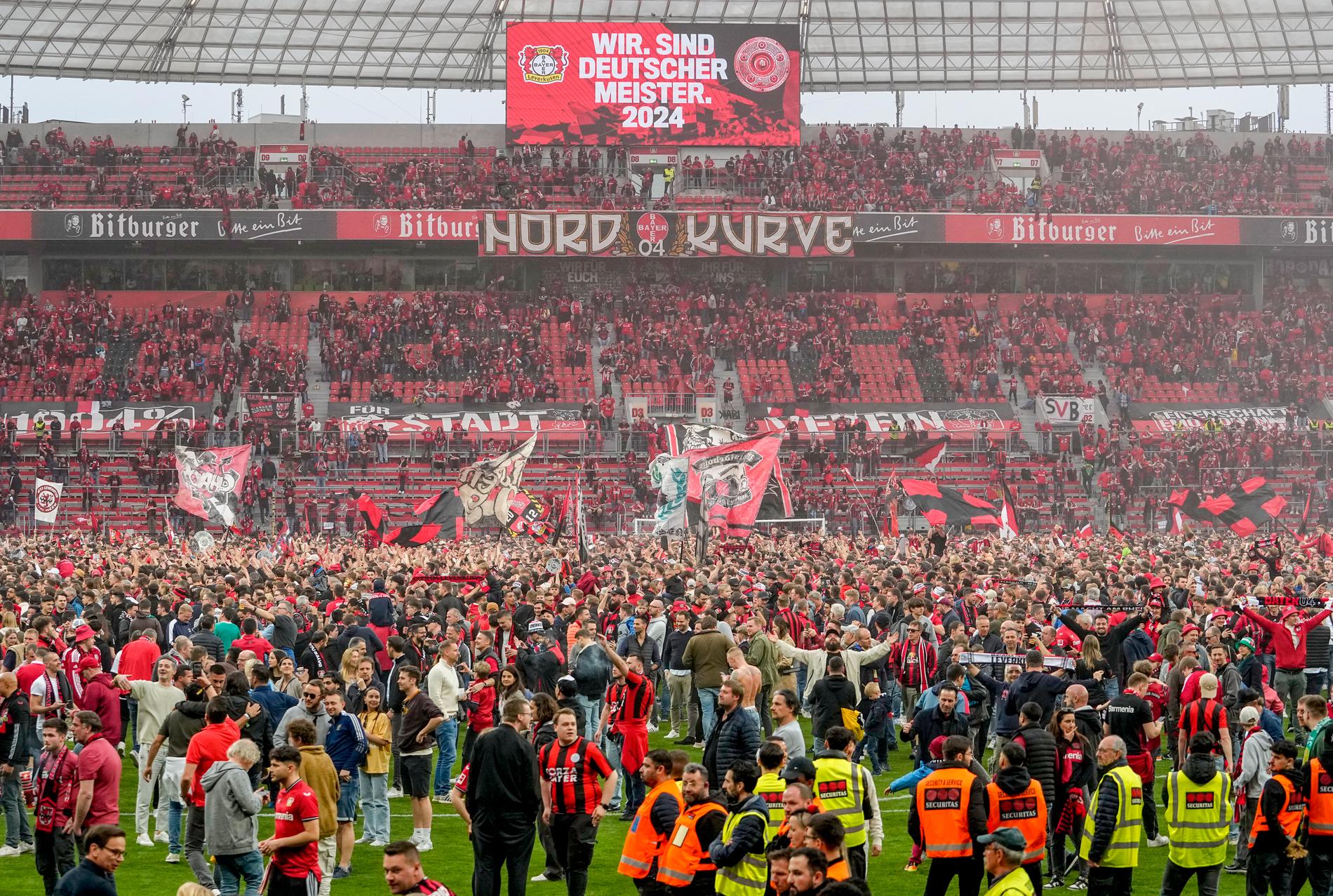 Leverkusens supportrar stormade planen efter 5–0-målet och matchen blåstes av i förtid.