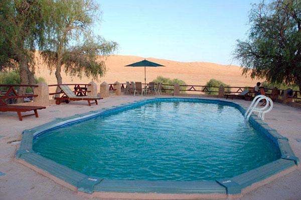 1000 NIGHTS CAMP, WAHIBA SANDS, OMAN I Wahiba-öknen, cirka tre timmars resa från huvudstaden Muscat, ligger den här fyrstjärniga hotellanläggningen. Från poolen kan du njuta av vackra solnedgångar i sanden. Mer info: www.1000nightscamp.com