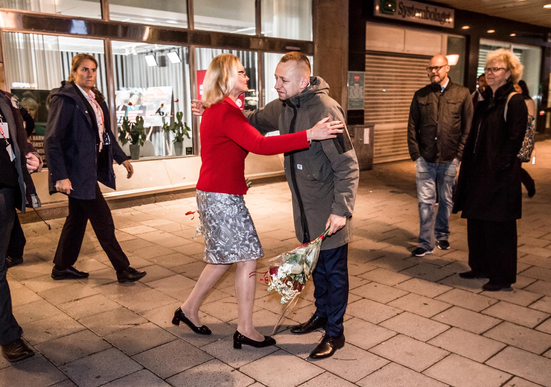 På hemvägen från valvakan passade Heléne Fritzon på att krama om valgeneralen John Zanchi.
