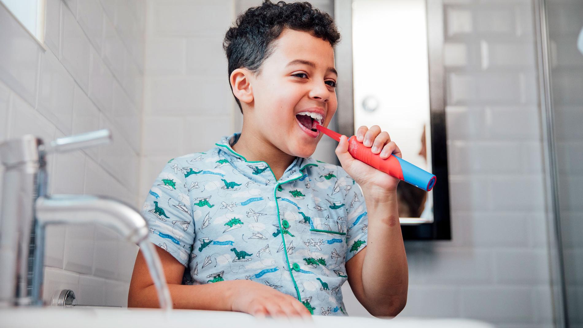 Vissa barn tycker det är roligare att borsta tänderna med en eltandborste.