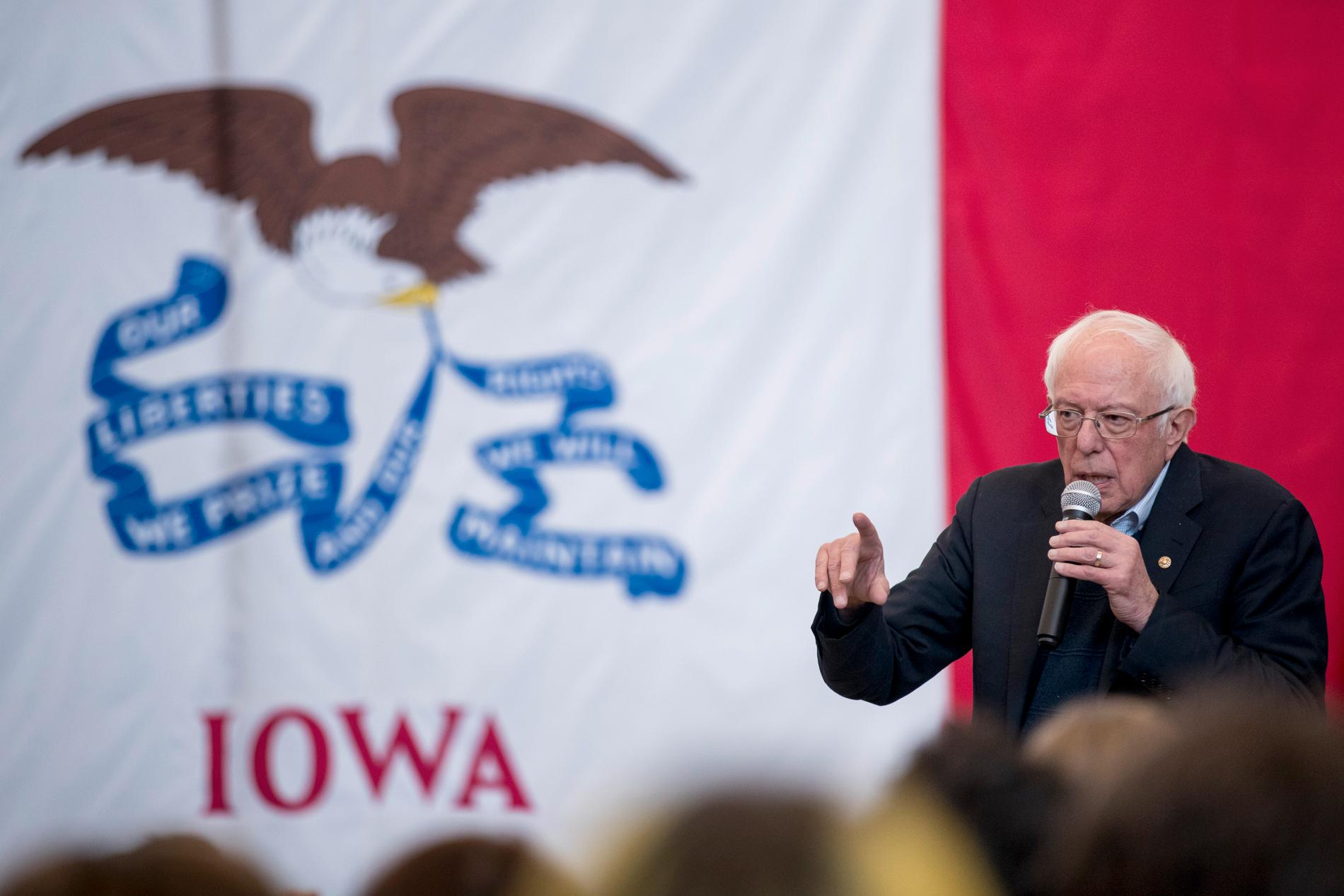 Bernie Sanders, här på ett kampanjmöte i Iowa den 11 januari, ligger enligt en ny opinionsmätning i täten inför delstatens nomineringsmöte. Arkivbild.