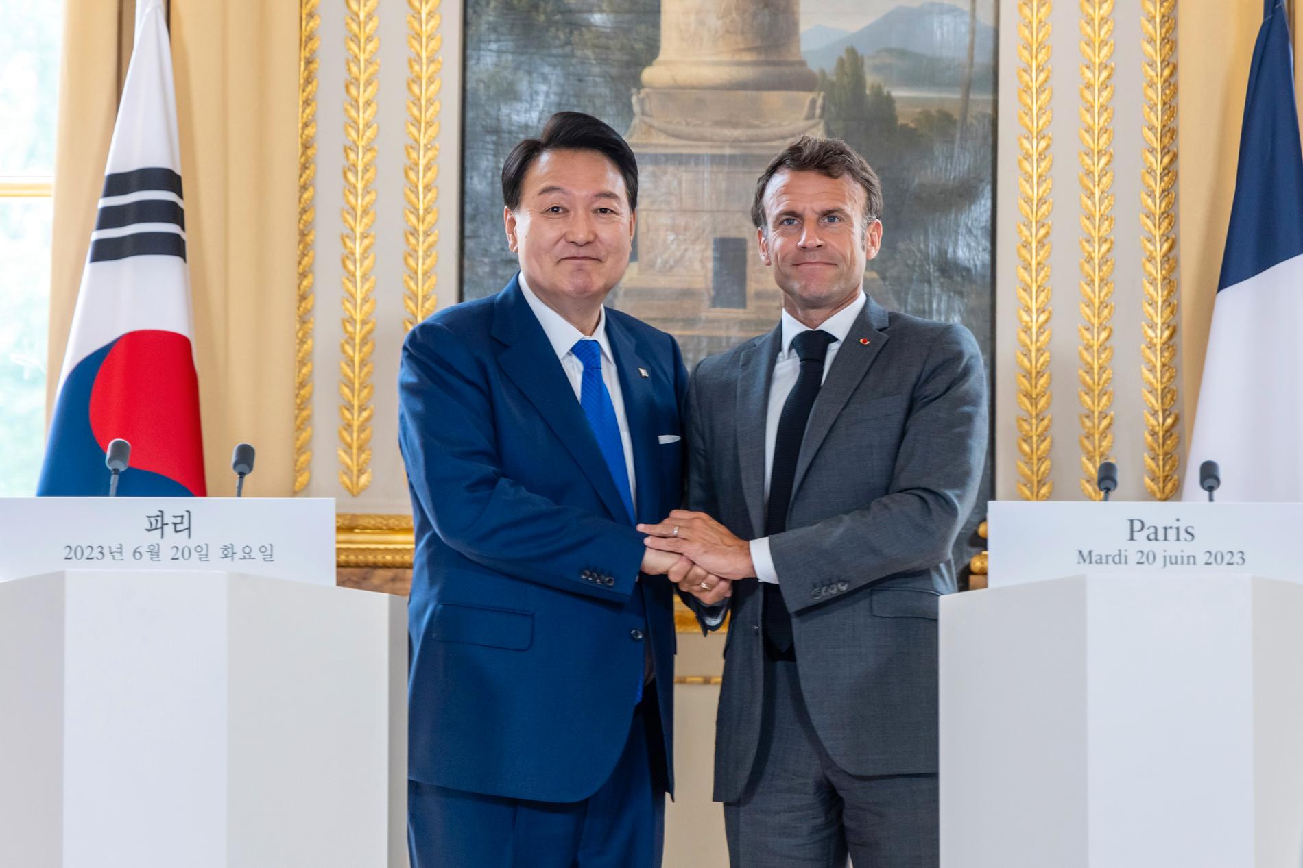 Sydkoreas president Yoon Suk Yeol och Frankrikes president Emmanuel Macron. 