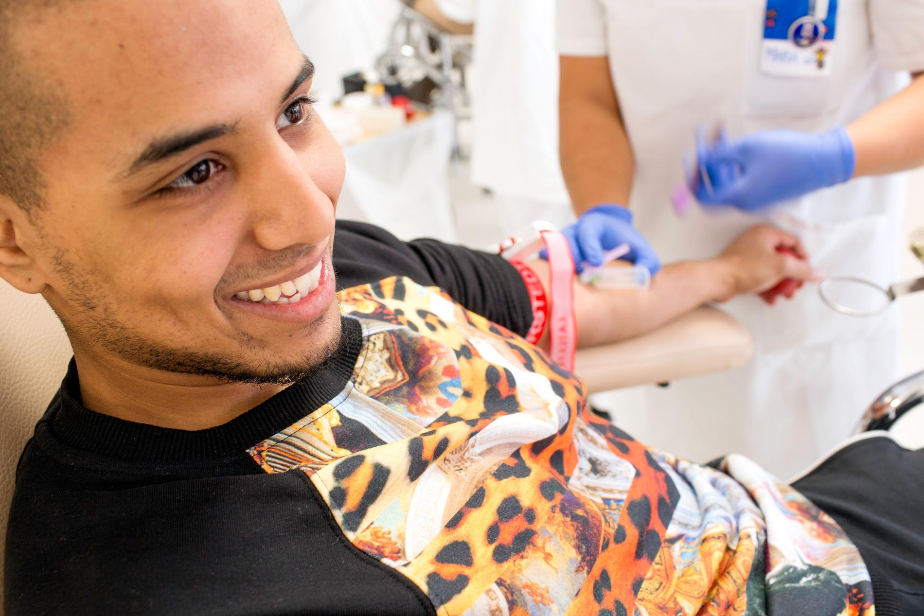 Förra året gav 207 933 personer blod i Sverige, vilket är omkring 1 000 personer fler än året innan.