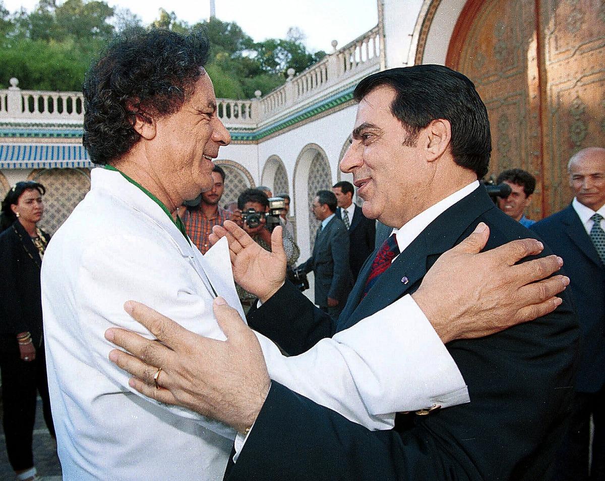 Välkomnar Tunisiens avsatte ledare Ben Ali till Tripoli.