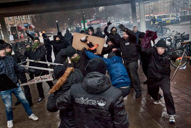 28 personer greps i samband med attacken på den antirasistiska demonstrationen i Kärrtorp i södra Stockholm den 15 december.