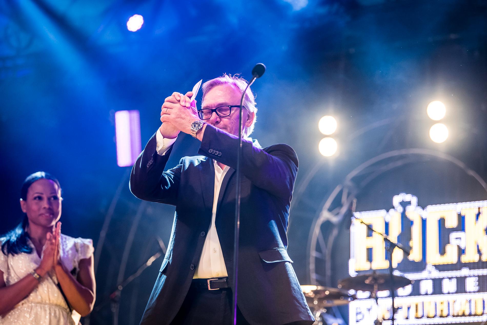 Tim Berglings pappa Klas tog emot sonens pris för ”Årets svenska låt” på Rockbjörnen-galan den 15 augusti.