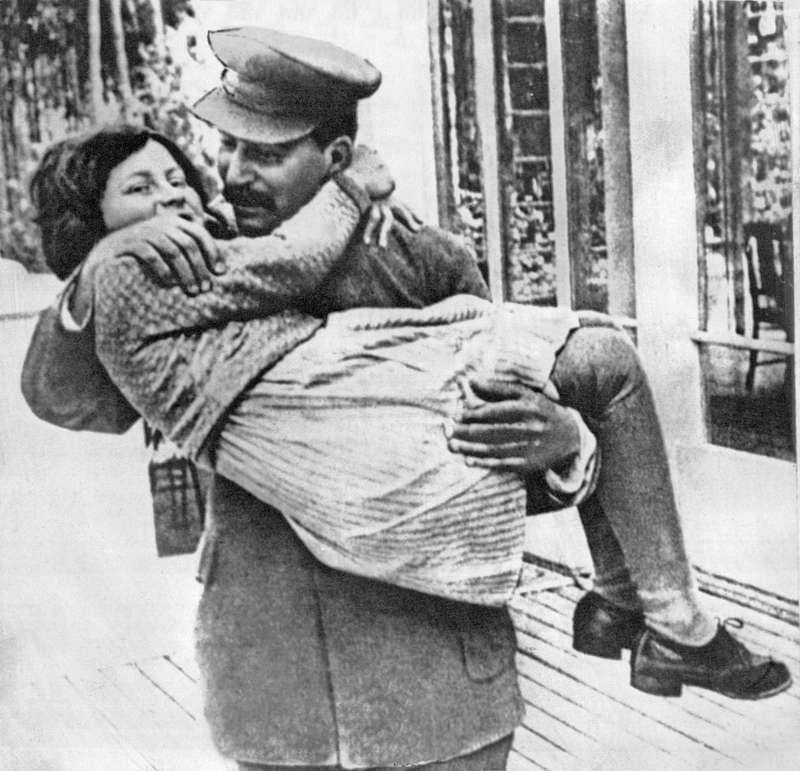 Svetlana Allilujeva och hennes far Josef Stalin omkring 1935, då Svetlana var i tioårsåldern.