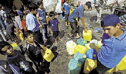 Civilbefolkningen drabbas hårt Palestinska pojkar hämtar vatten i ett flyktingläger i staden Rafah efter att den israeliska militären slagit ut el- och vattennätet i Gazaremsan.